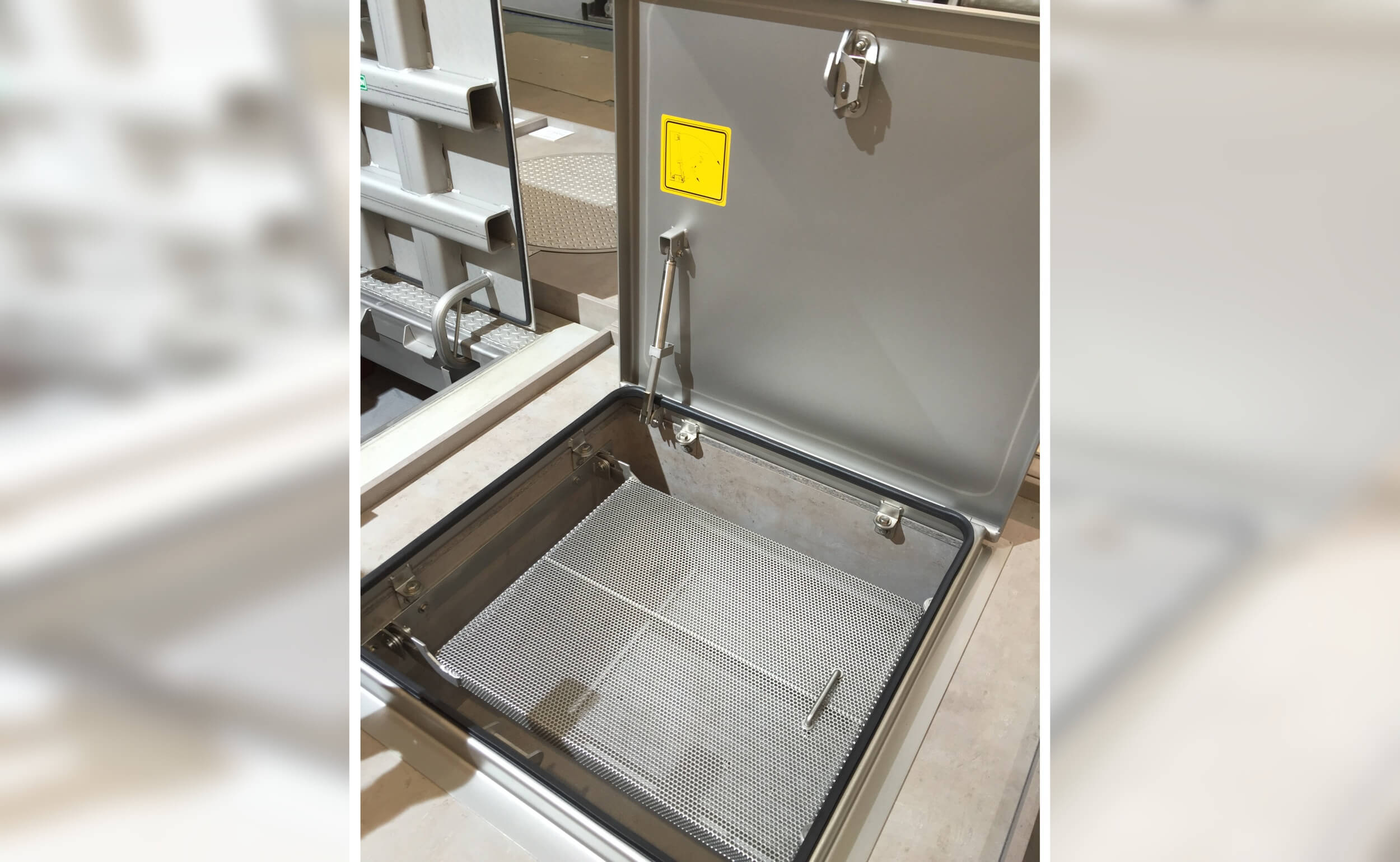 Manhole cover with antifall guard  img-casestudy-18-05-sicherheit-schacht-01-teaser