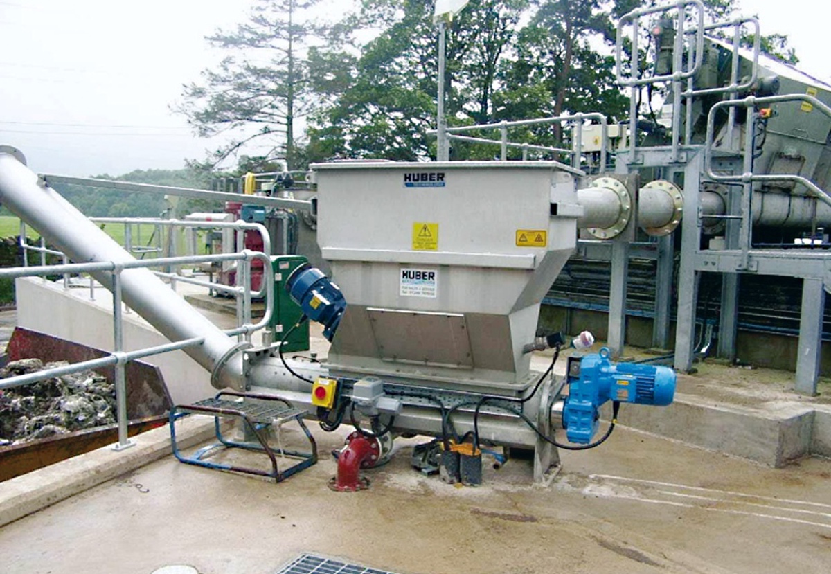 The HUBER super-launder wash-press WAP® SL is fed through a launder channel The HUBER super-launder wash-press WAP® SL is fed through a launder channel