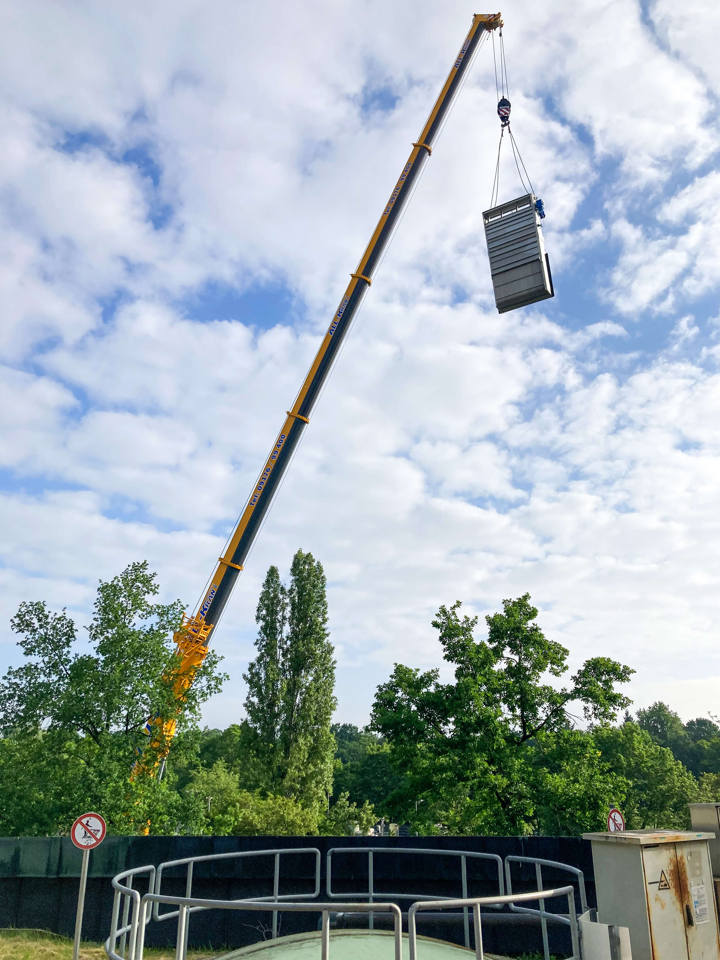 Die Montage der Rechenanlagen auf dem Klärwerk Nürnberg II erfolgte mithilfe eines 100-Tonnen-Krans Die Montage der Rechenanlagen auf dem Klärwerk Nürnberg II erfolgte mithilfe eines 100-Tonnen-Krans