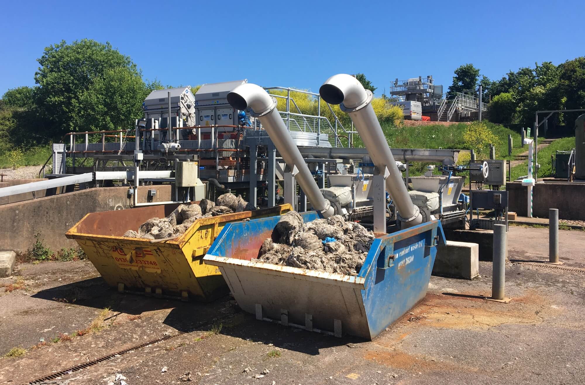 New HUBER Wash Press WAP®-L BG4v screenings handling plant, EscaMax® inlet screens and RakeMax® bar screen in the background New HUBER Wash Press WAP®-L BG4v screenings handling plant, EscaMax® inlet screens and RakeMax® bar screen in the background