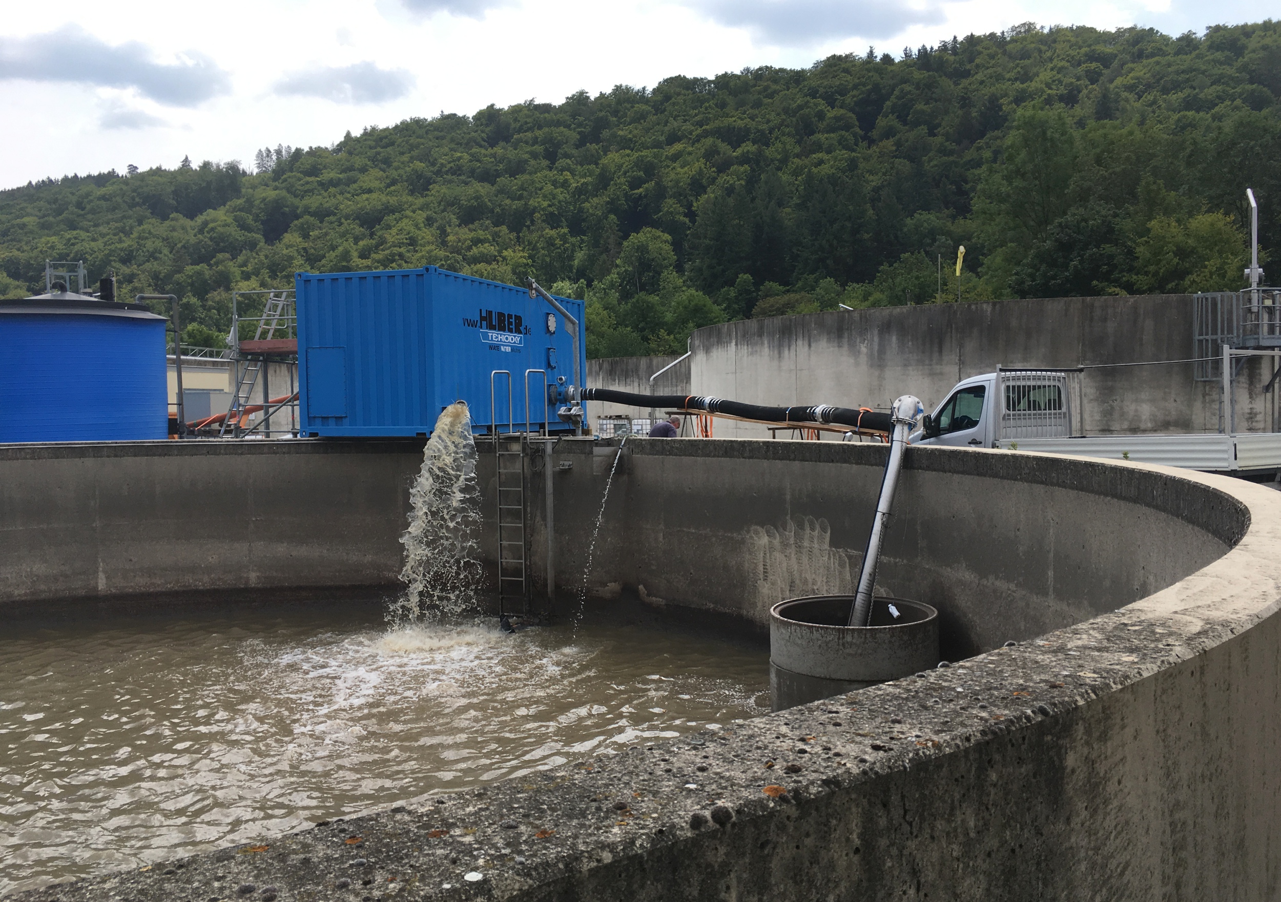 Bild 1: Validierungsbetrieb - In ein bestehendes Pufferbecken wurde mit Betonschachtsegmenten ein Pumpensumpf nachgerüstet. Die Vorführanlage HUBER Trommelsieb LIQUID wird daraus mit dem Abwasser aus der mechanische Vorreinigung beschickt. Der Ablauf (gesiebtes Abwasser) der LIQUID Maschine erfolgt im Freispiegel zurück in das Pufferbecken. Bild 1: Validierungsbetrieb - In ein bestehendes Pufferbecken wurde mit Betonschachtsegmenten ein Pumpensumpf nachgerüstet. Die Vorführanlage HUBER Trommelsieb LIQUID wird daraus mit dem Abwasser aus der mechanische Vorreinigung beschickt. Der Ablauf (gesiebtes Abwasser) der LIQUID Maschine erfolgt im Freispiegel zurück in das Pufferbecken.