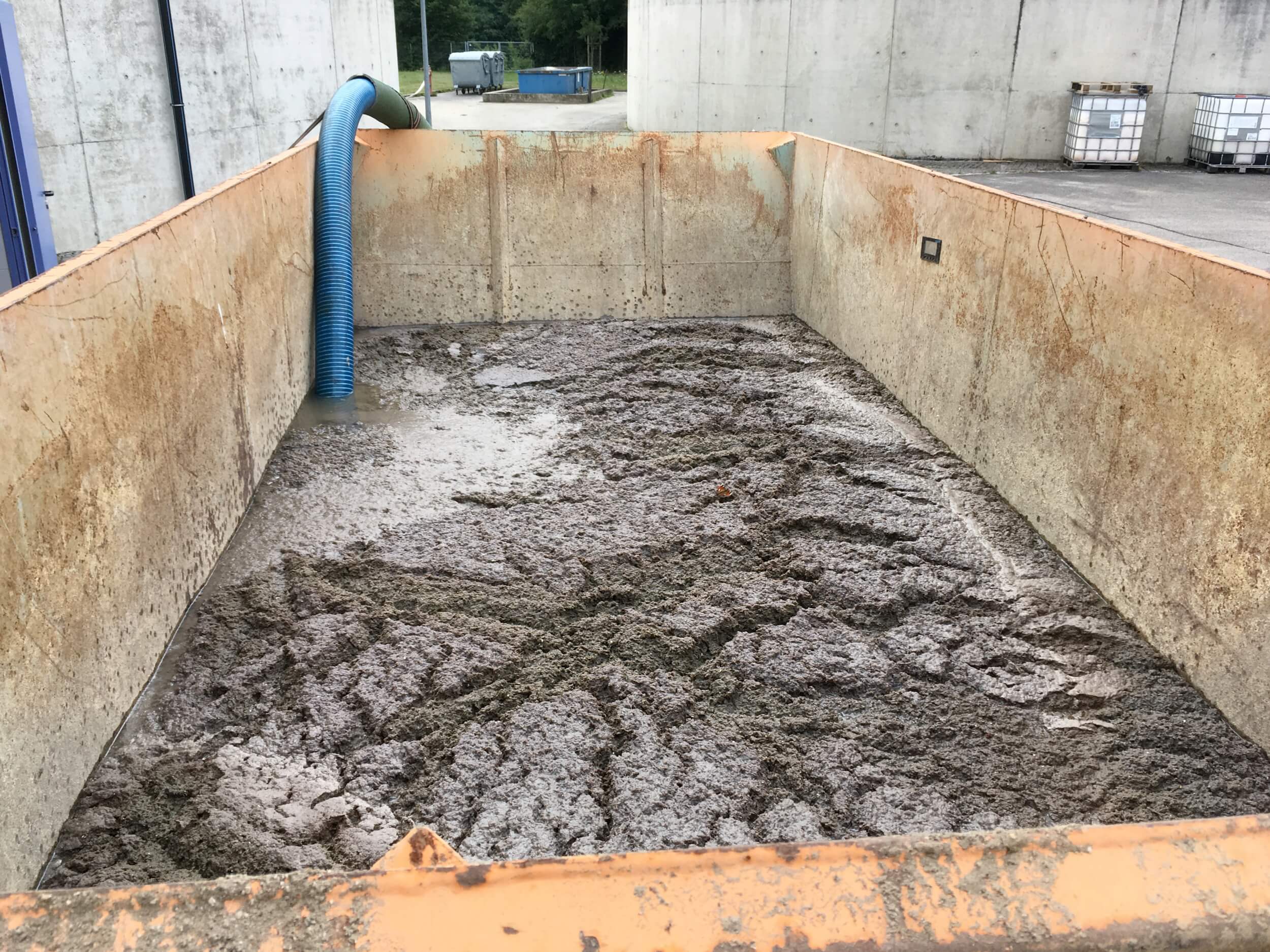 Fig. 3: Thickened primary sludge from the HUBER Drum Screen LIQUID demo unit after a HUBER Disc Thickener S-DISC