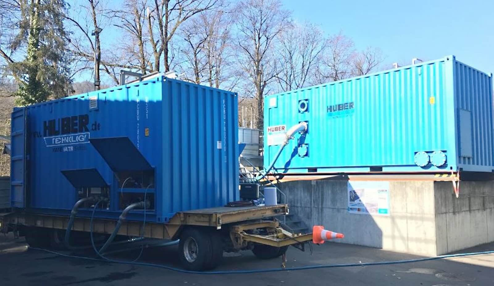 Fig. 4: Validation operation - HUBER Drum Screen LIQUID demo unit (right container) combined with the HUBER Screw Press Q-PRESS® demo unit (left container)