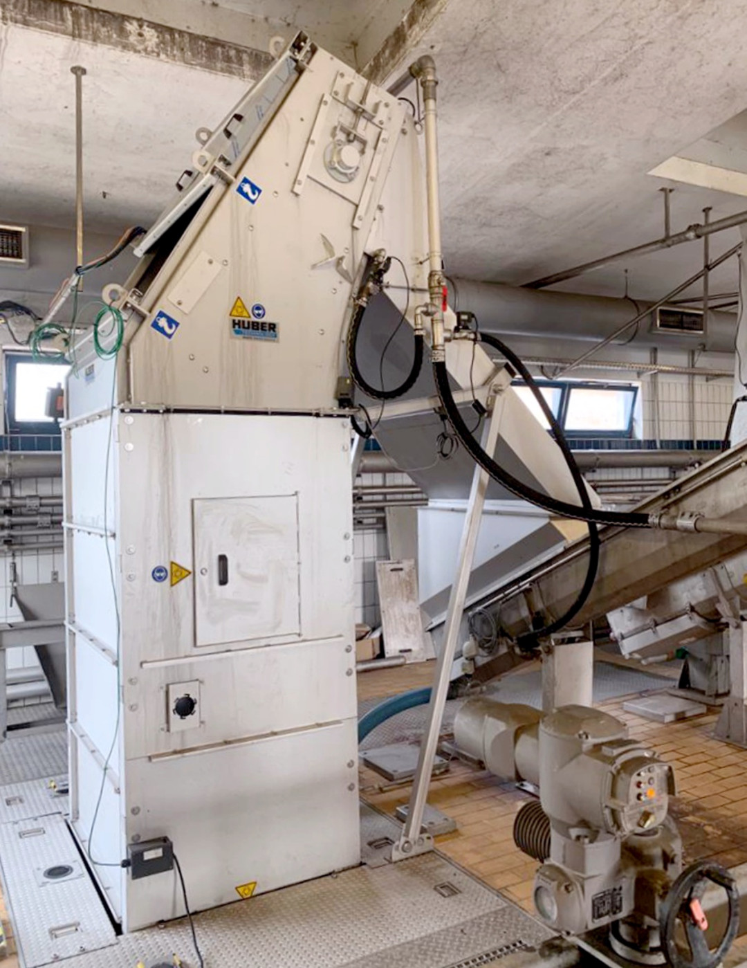 Das Foto zeigt den HUBER Harken-Umlaufrechen RakeMax® CF, welcher die Vorzüge des bewährten RakeMax® mit den positiven Eigenschaften eines „Center Flow-Rechens“ exzellent vereint, eingebaut auf einer Kläranlage der Größenklasse 5