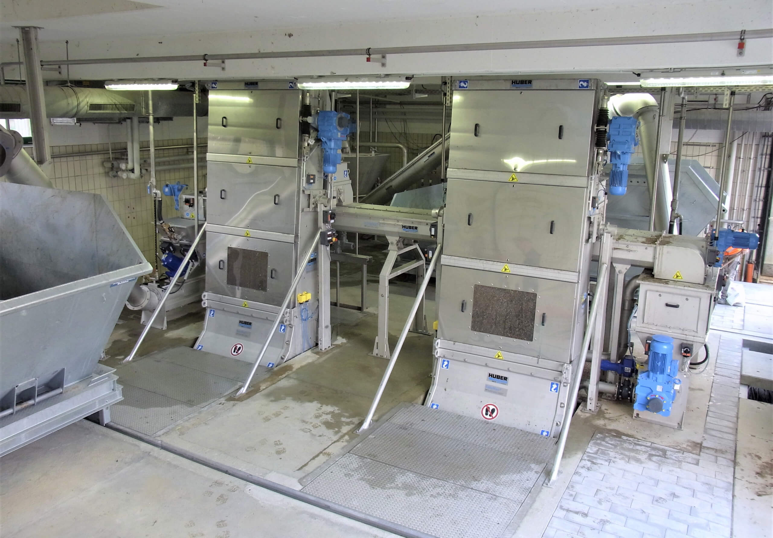 The HUBER Multi-Rake Bar Screen RakeMax® HF with its cranked frame construction is almost indistinguishable from the proven basic RakeMax® machine from the outside. The HUBER Multi-Rake Bar Screen RakeMax® HF with its cranked frame construction is almost indistinguishable from the proven basic RakeMax® machine from the outside.