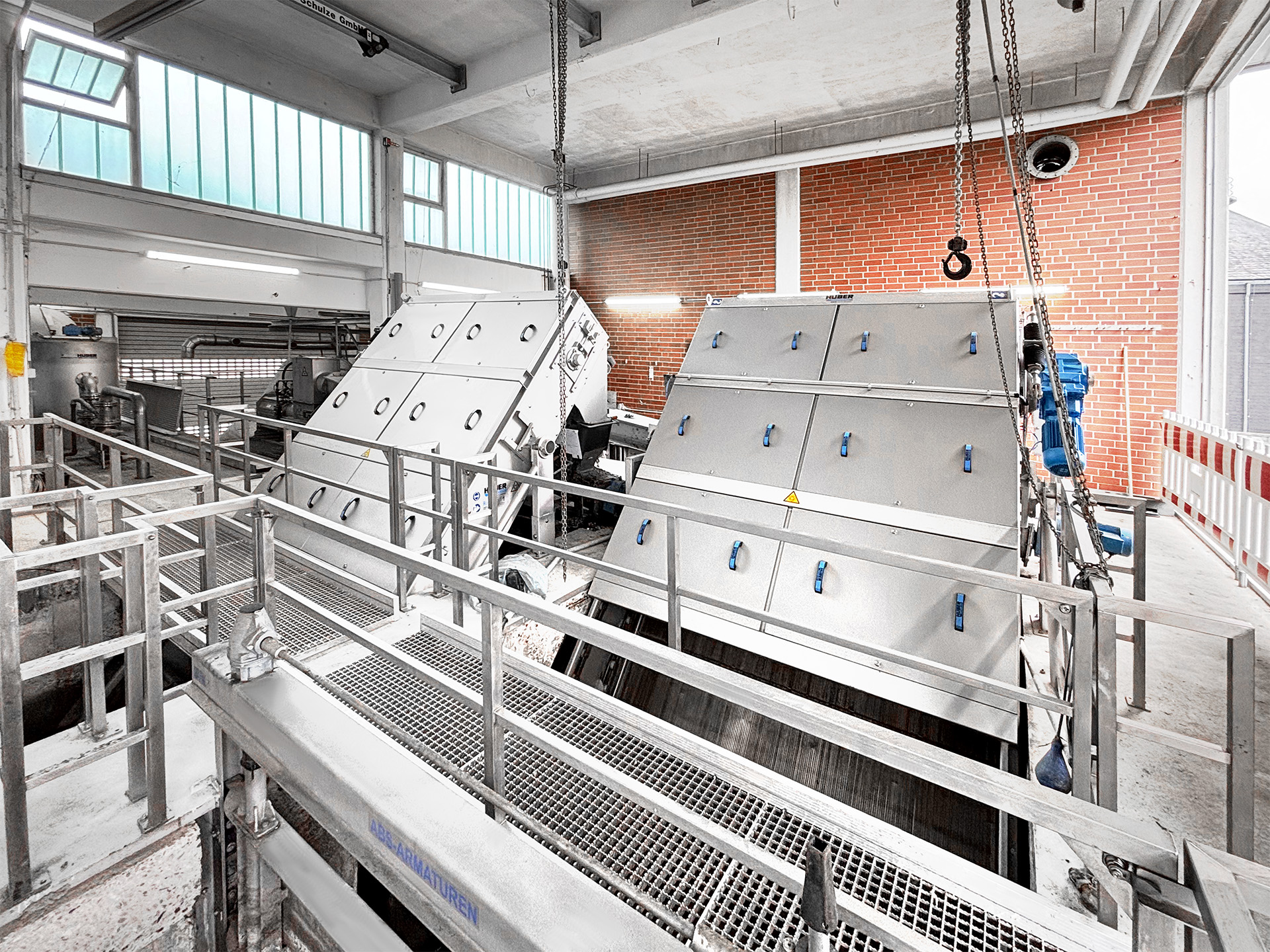 Modernisierung der Kläranlage Detmold: Neuer HUBER Harken-Umlaufrechen ...