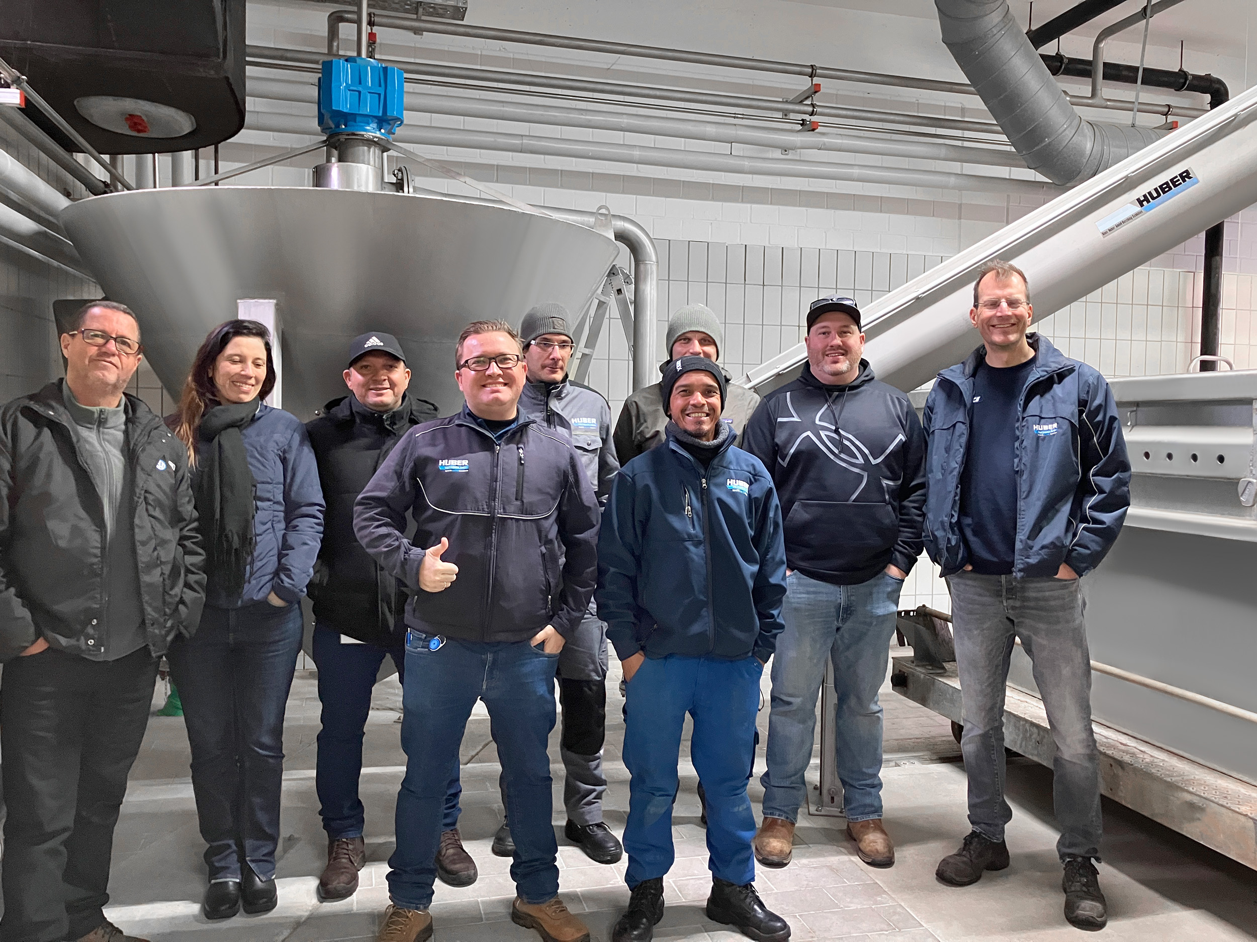 Knowledge transfer taking place directly at the wastewater treatment plant, alongside our HUBER service specialists.