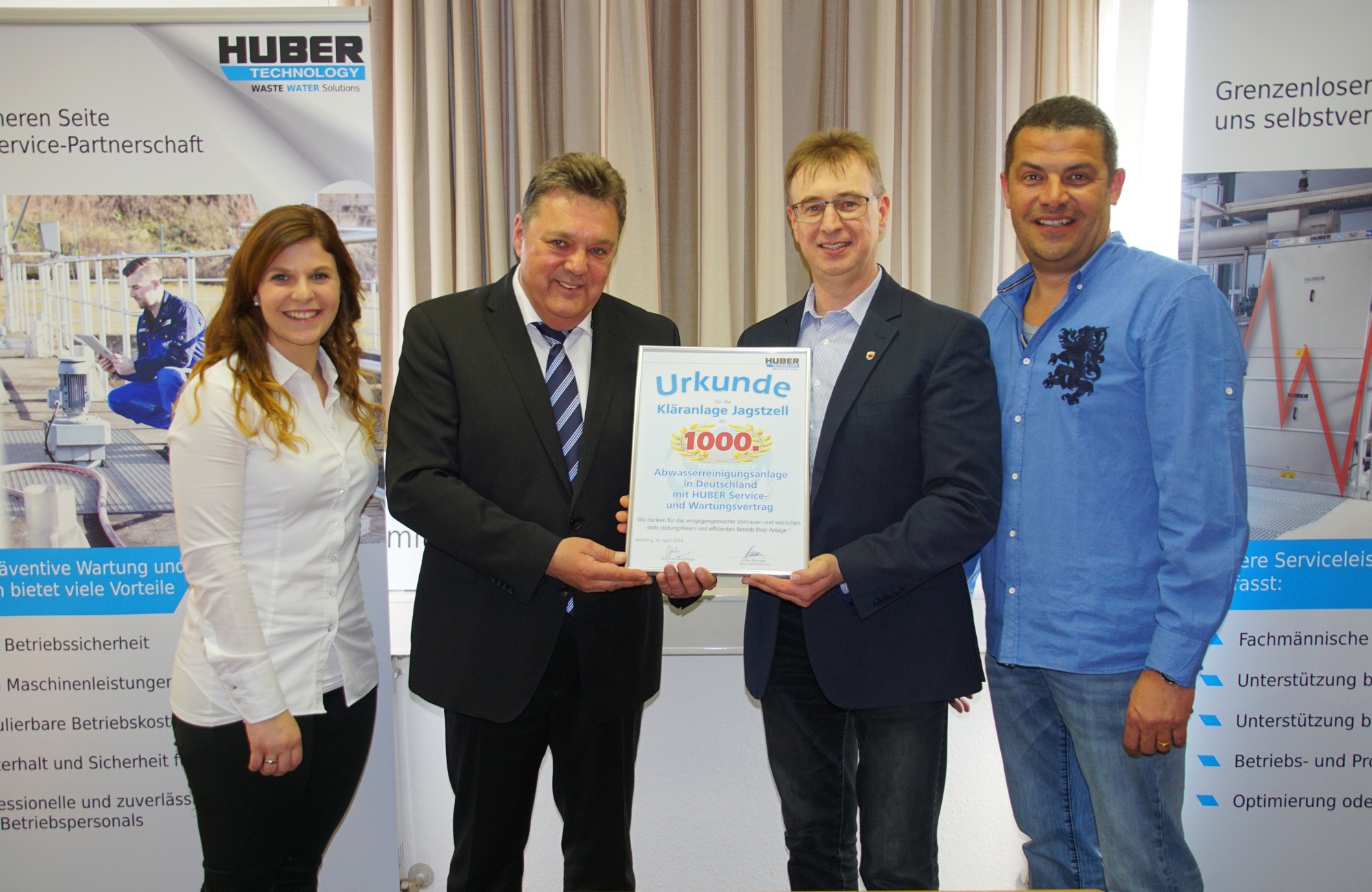Verena Burger and Paul Neumaier handed over the certificate to Mayor Müller and Chief Officer Lars Freytag Verena Burger and Paul Neumaier handed over the certificate to Mayor Müller and Chief Officer Lars Freytag