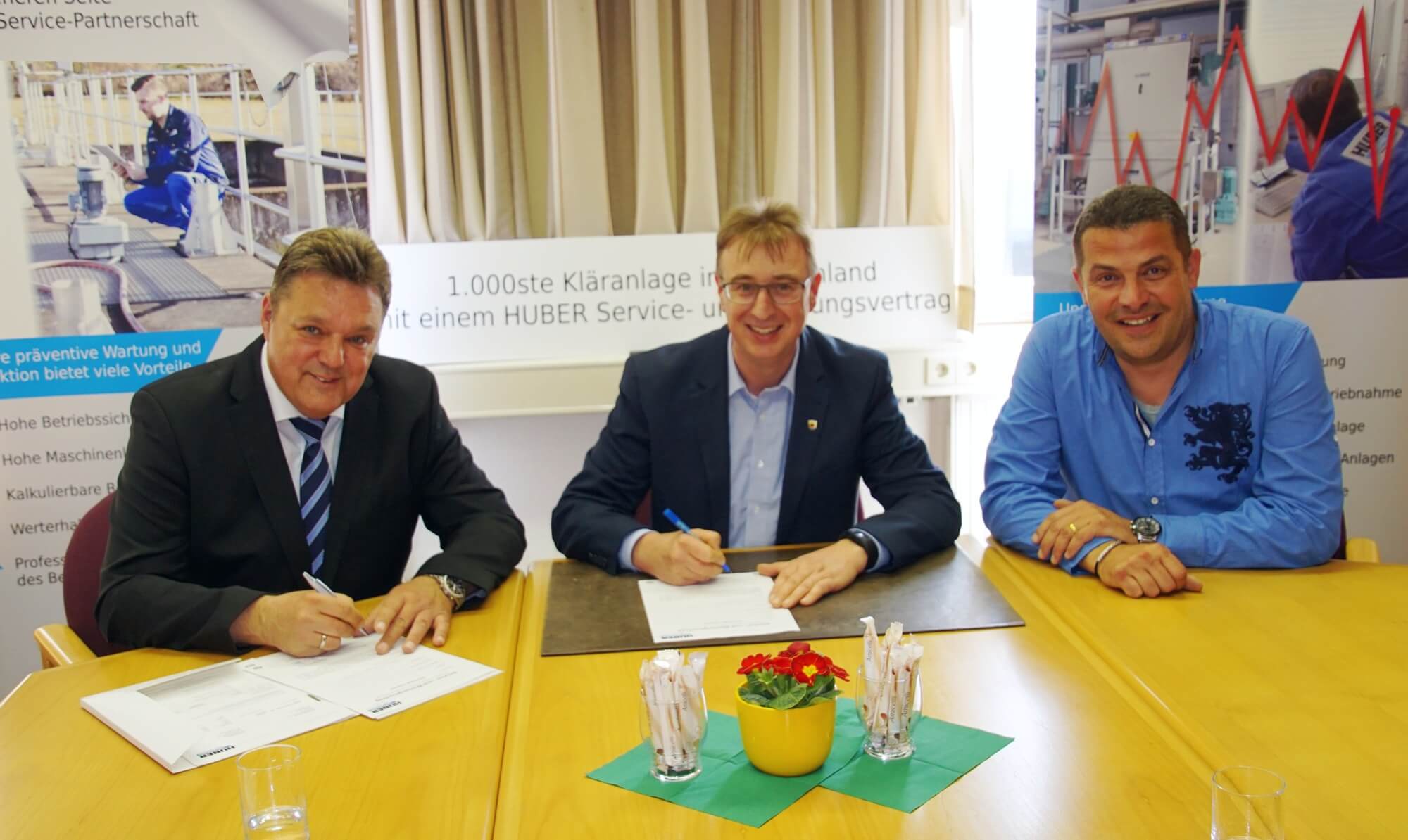 Business Unit Manager Paul Neumaier, Mayor Müller and Chief Officer Lars Freytag signing the contract