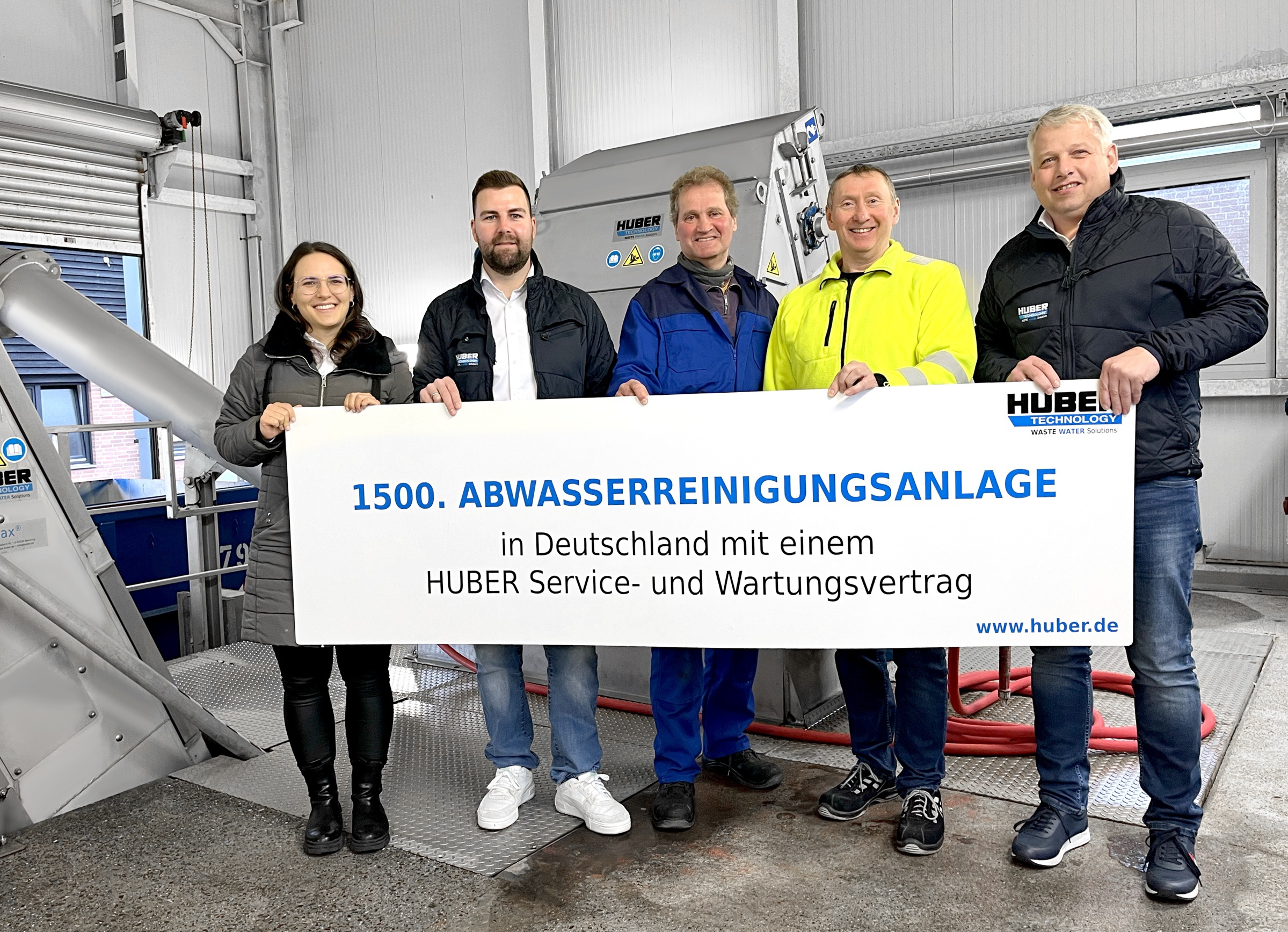 img-casestudy-service-24-04-wartungsvertrag-1500-03 Anja Barth, Kevin Schneider, Helmut Hövel (wastewater treatment plant employee), Werner Scherer (technical manager) and Josef Stephan (from left) at the Ibbenbüren-Püsselbüren wastewater treatment plant.