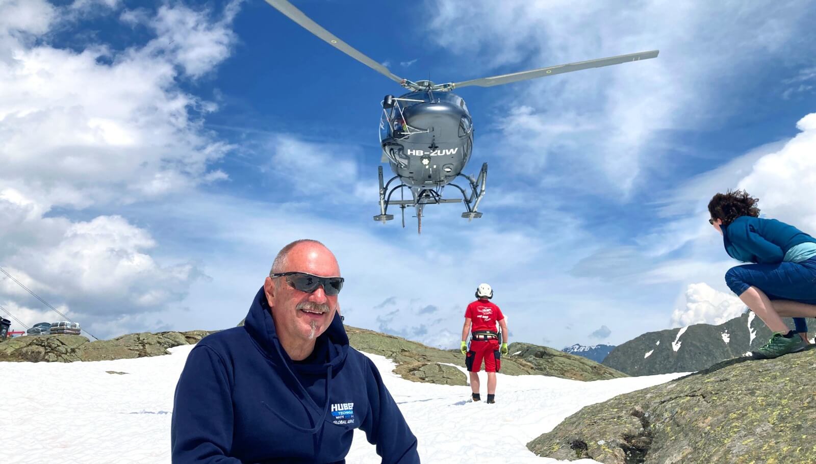 HUBER service technician Herbert Schlirf in the Alps between ice and rocks. img-casestudy-service-24-09-bremer-huette-00-teaser