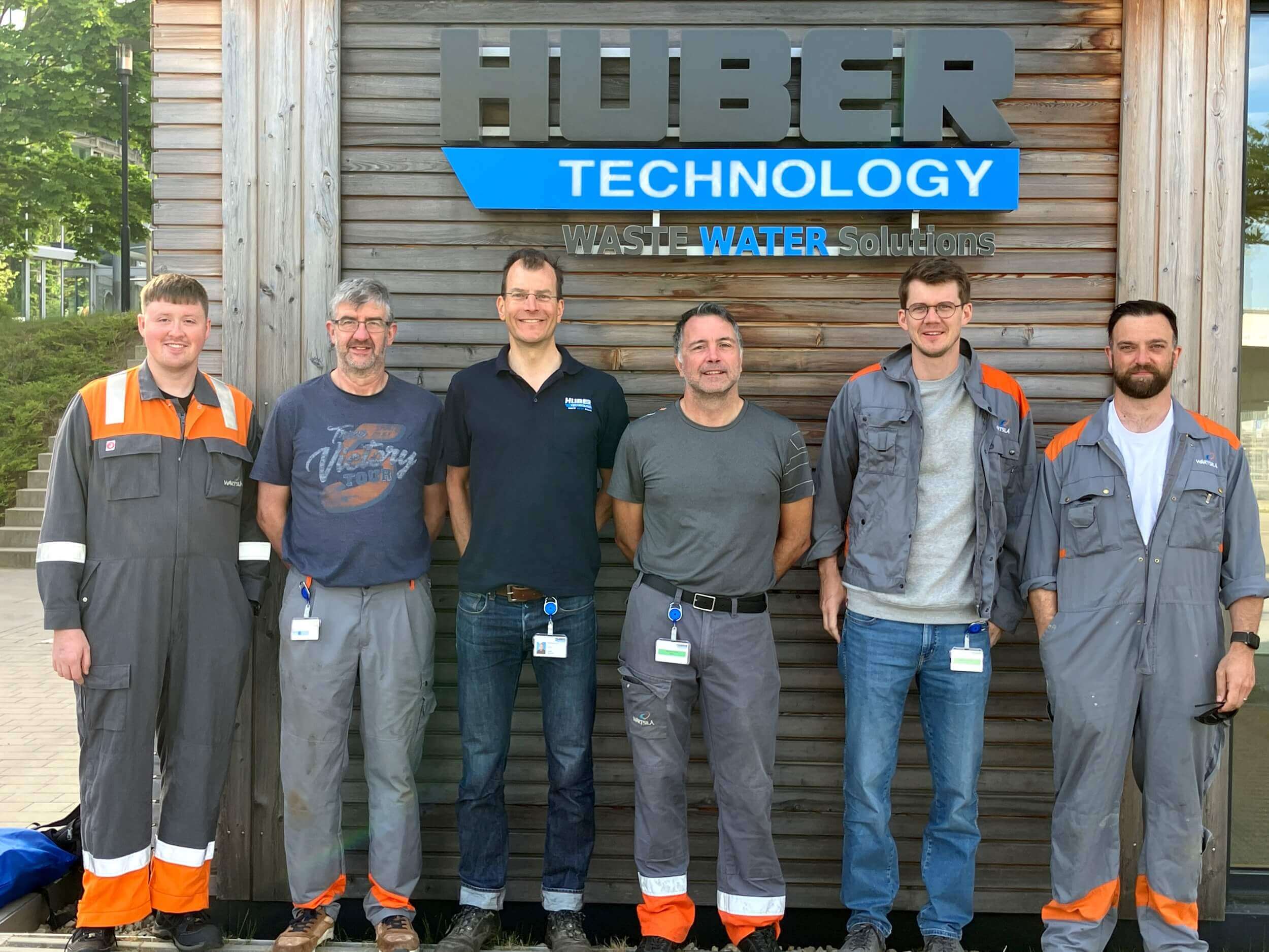 Harald Neumann (3.v.l., Manager HUBER Global Service Academy) mit dem Team der Wärtsilä Water Systems Ltd. (UK), ein mit ca. 1.700 Mitarbeitern weltweit führender Anbieter im Bereich Wasser- und Abwasserbehandlung auf Schiffen Harald Neumann (3.v.l., Manager HUBER Global Service Academy) mit dem Team der Wärtsilä Water Systems Ltd. (UK), ein mit ca. 1.700 Mitarbeitern weltweit führender Anbieter im Bereich Wasser- und Abwasserbehandlung auf Schiffen