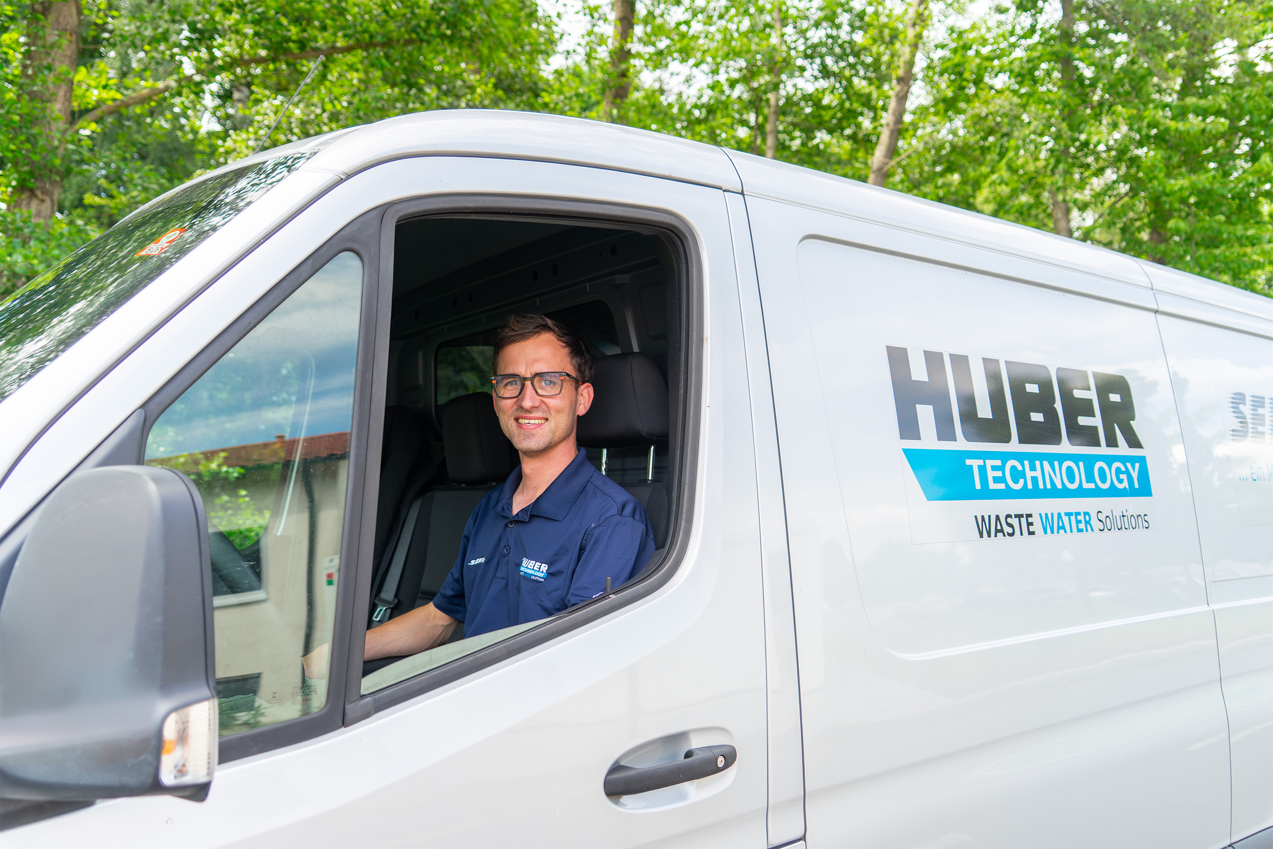 HUBER service technician Dominik Schuster ensured that the maintenance was carried out professionally HUBER service technician Dominik Schuster ensured that the maintenance was carried out professionally