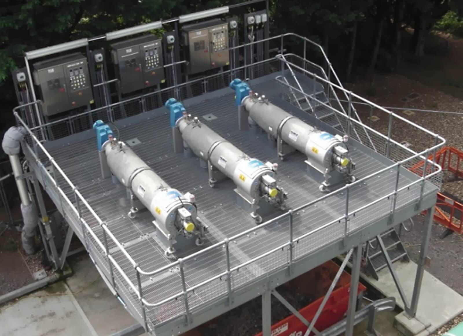 [Translate to Deutsch:] Three STRAINPRESS® units installed on a platform, with control panels and frost protection fitted