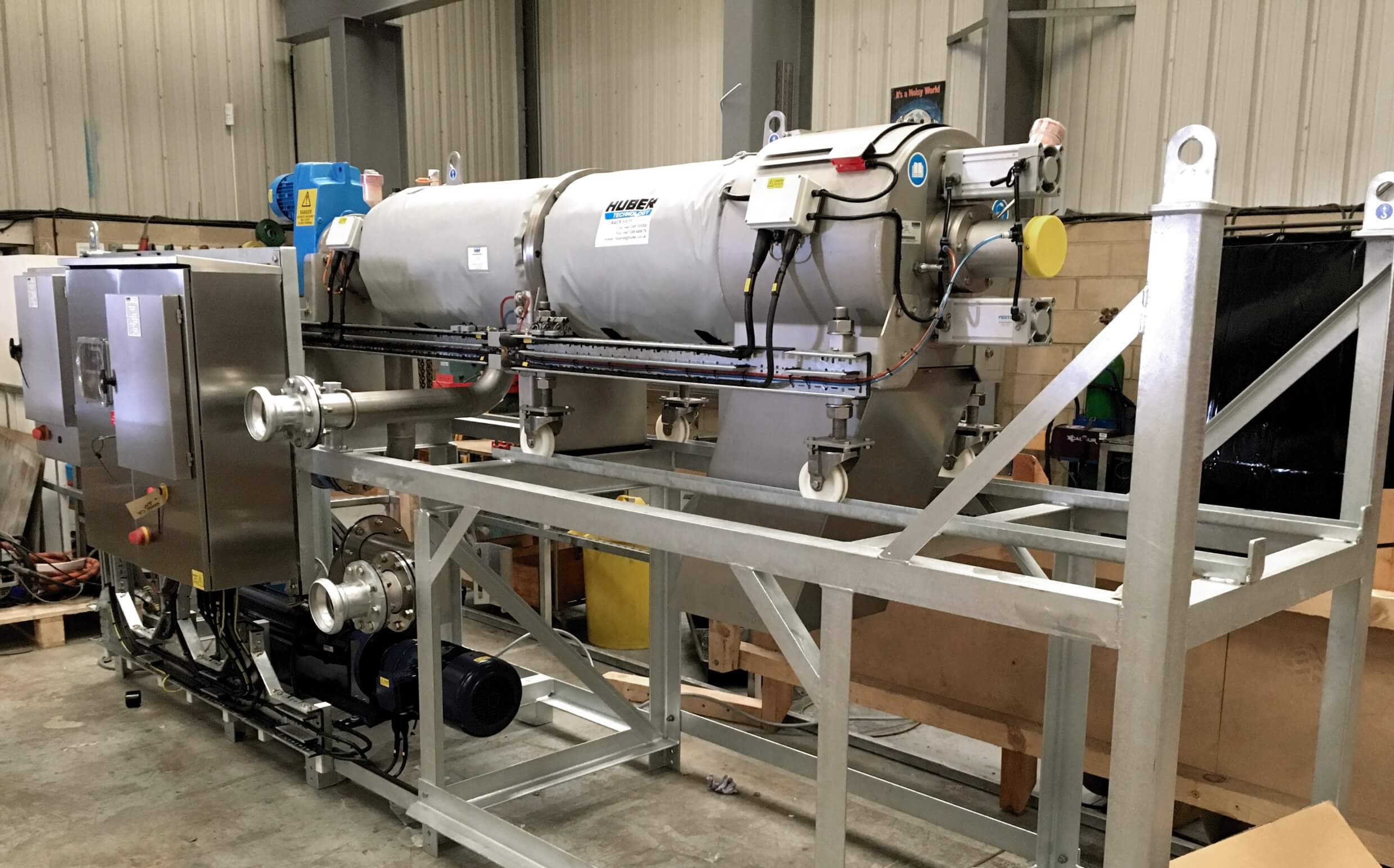 [Translate to Deutsch:] Skid-mounted trial unit with feed pump & control panel