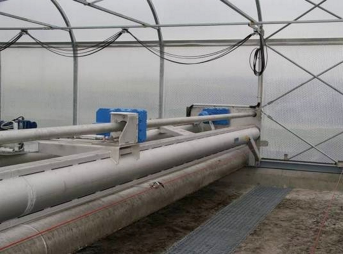 On its way back the sludge turner can drop the dry sludge into a screw that is installed below ground level. On its way back the sludge turner can drop the dry sludge into a screw that is installed below ground level.