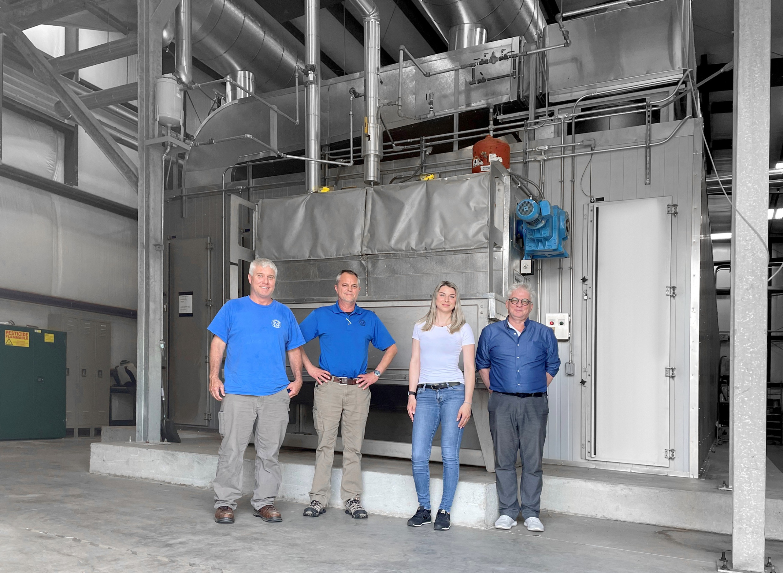 Larry Hendren, Jamie Levis, Marlen Rennhack and Dieter Weinert (from left to right) in front of the HUBER Belt Dryer. Larry Hendren, Jamie Levis, Marlen Rennhack and Dieter Weinert (from left to right) in front of the HUBER Belt Dryer.