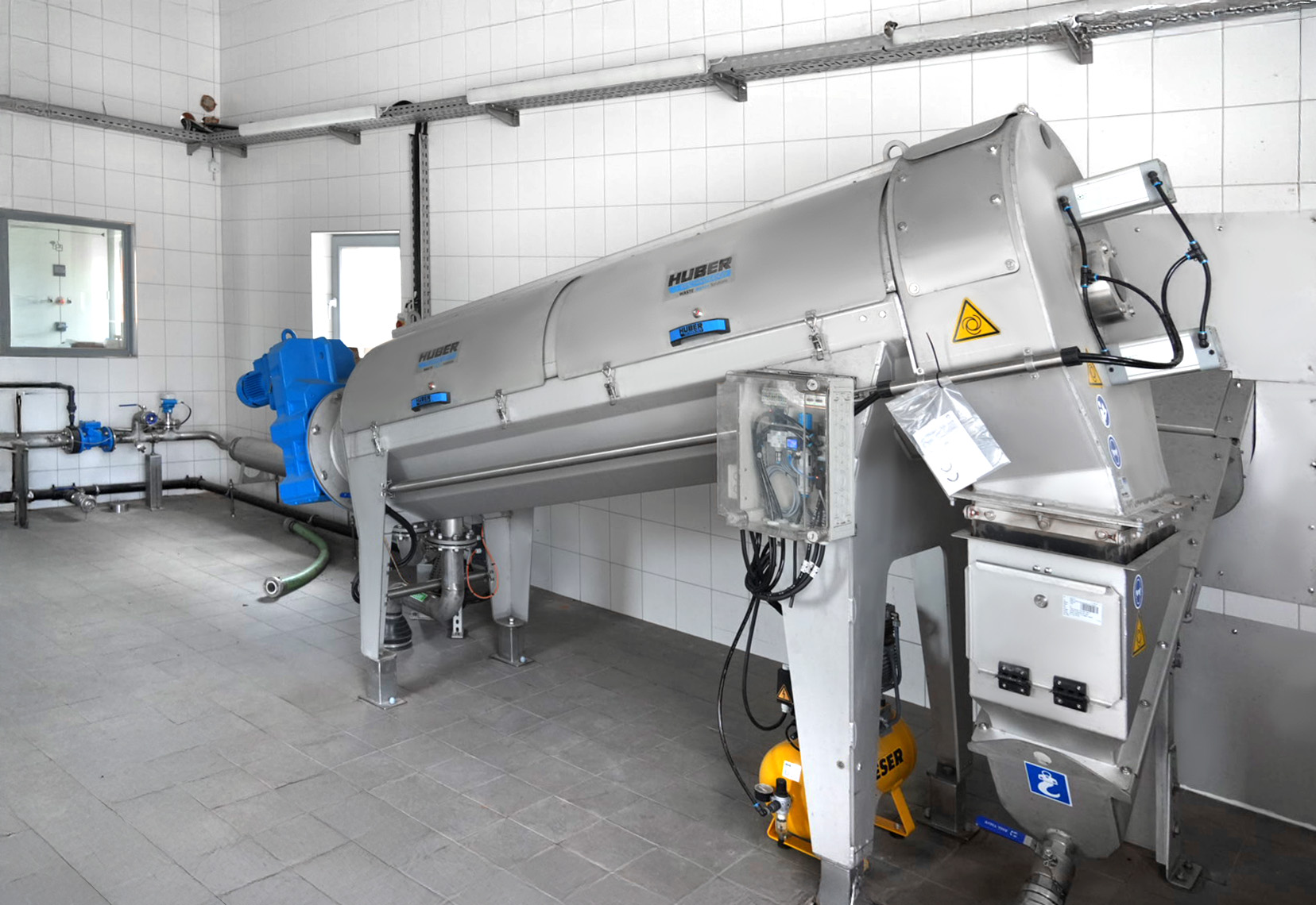 Eine HUBER Schneckenpresse Q-PRESS® 440 entwässert knapp 150 t Trockenmasse auf ca. 20–23 % Trockenrückstand. Die jährlichen 730 t entwässerten Klärschlamms fördert eine HUBER Trogförderschnecke Ro8 TSF in den solaren Klärschlammtrockner Eine HUBER Schneckenpresse Q-PRESS® 440 entwässert knapp 150 t Trockenmasse auf ca. 20–23 % Trockenrückstand. Die jährlichen 730 t entwässerten Klärschlamms fördert eine HUBER Trogförderschnecke Ro8 TSF in den solaren Klärschlammtrockner