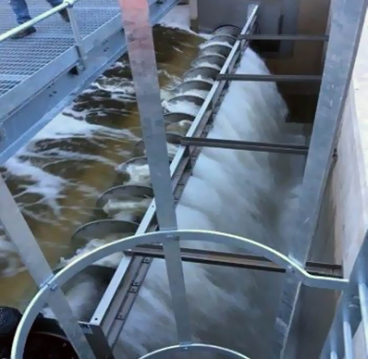 Storm screen operation