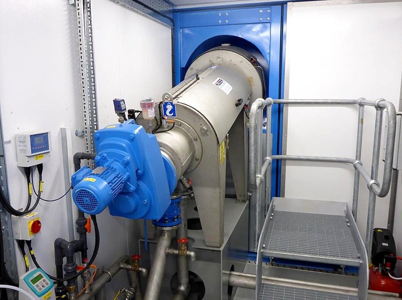 HUBER Screw Press Q-PRESS® 280 trial unit mounted in a container HUBER Screw Press Q-PRESS® 280 trial unit mounted in a container