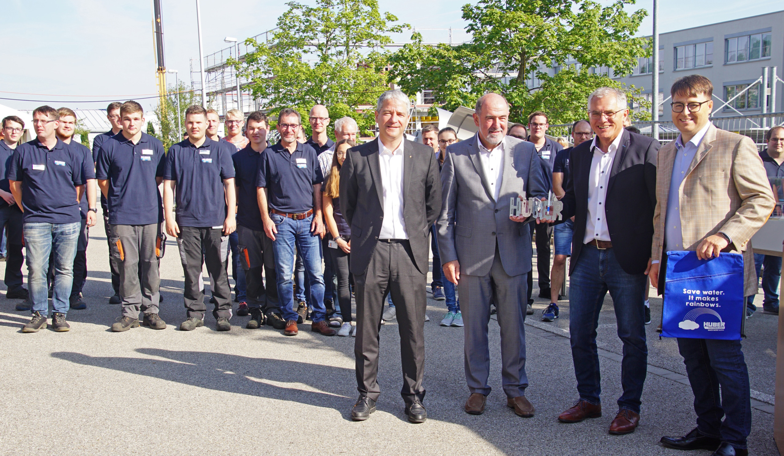 Die Vorstände Georg Huber (links) und Dr. Oliver Rong (rechts) zusammen mit Landrat Willibald Gailler und Bürgermeister Ludwig Eisenreich bei der Begrüßung Die Vorstände Georg Huber (links) und Dr. Oliver Rong (rechts) zusammen mit Landrat Willibald Gailler und Bürgermeister Ludwig Eisenreich bei der Begrüßung