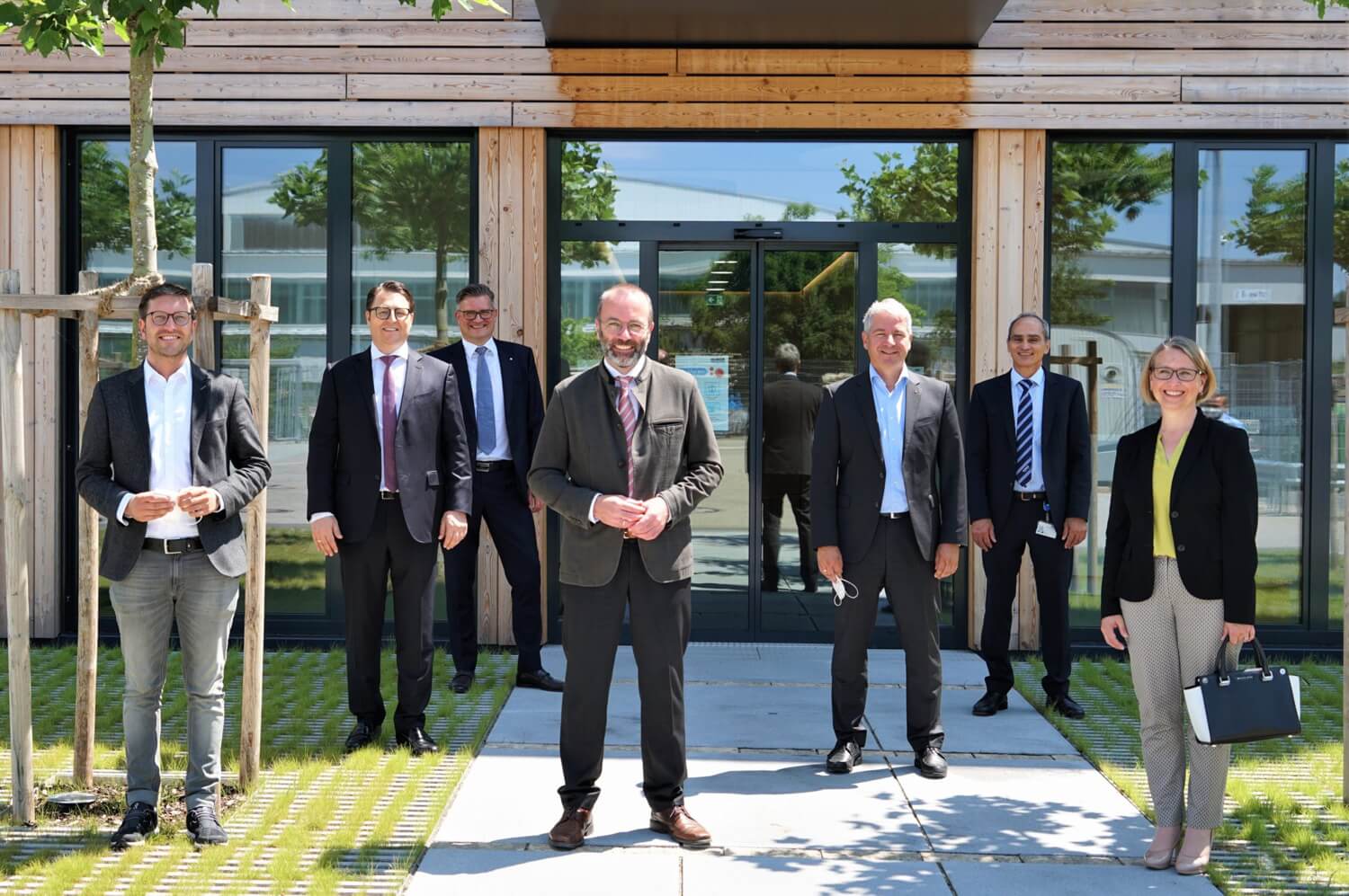 MdEP Manfred Weber besuchte mit hochrangigen lokalen CSU-Politikern den Hauptsitz der HUBER SE in Berching 21-07-besuch-manfred-weber-mdep-teaser