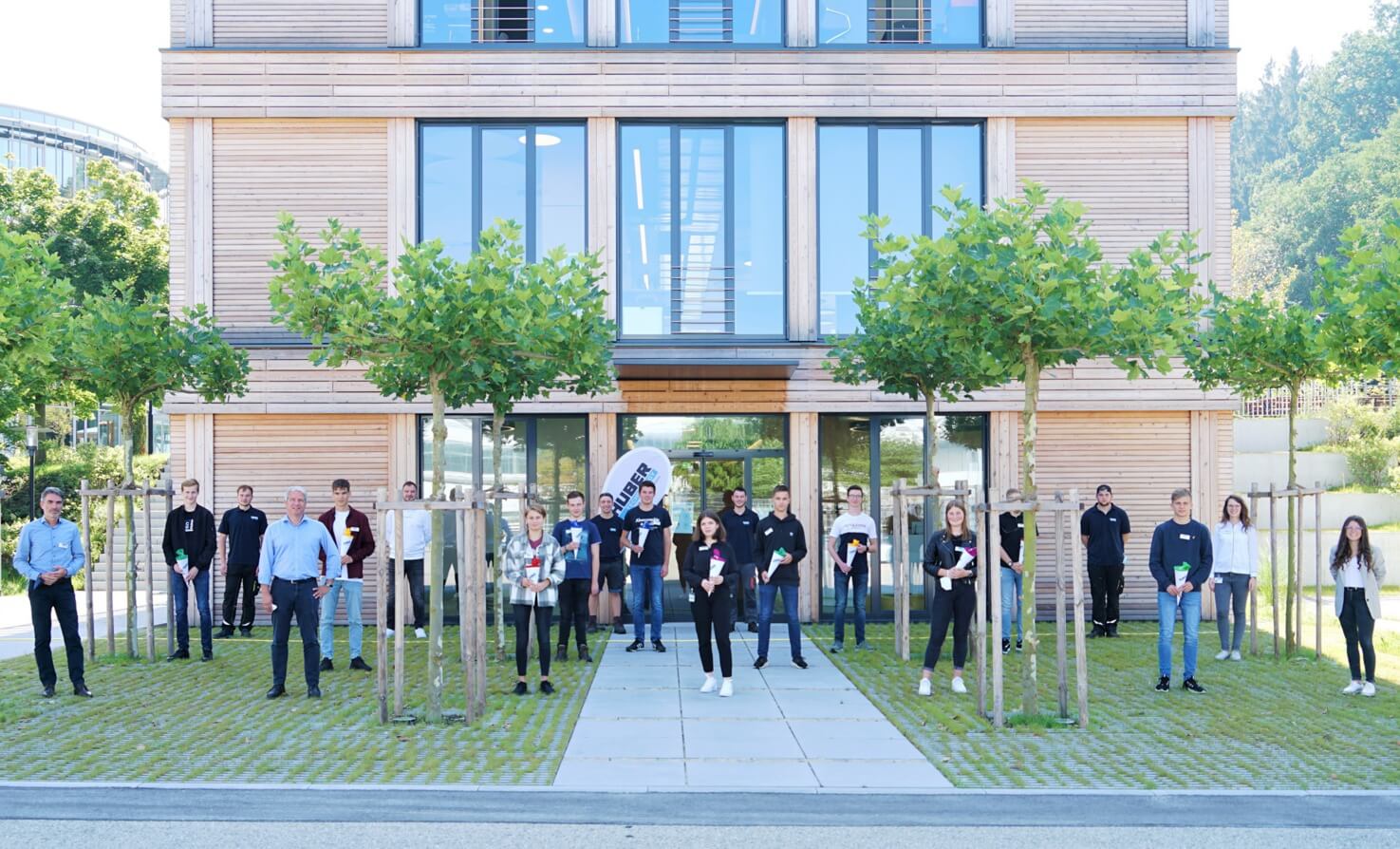 Start of apprenticeship in 2021: Eleven young people start their professional future at HUBER 21-08-ausbildungsstart-2021-teaser