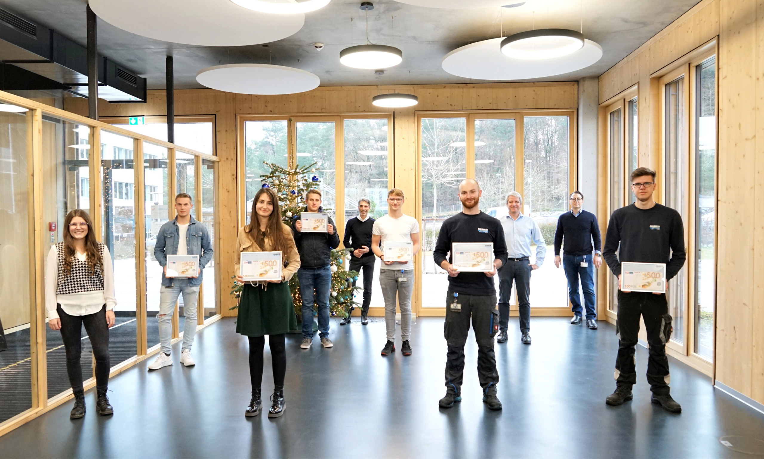 Die HUBER SE hat am Montag, dem 6. Dezember, sechs Auszubildende für hervorragende Abschlüsse ausgezeichnet. Die HUBER SE hat am Montag, dem 6. Dezember, sechs Auszubildende für hervorragende Abschlüsse ausgezeichnet.