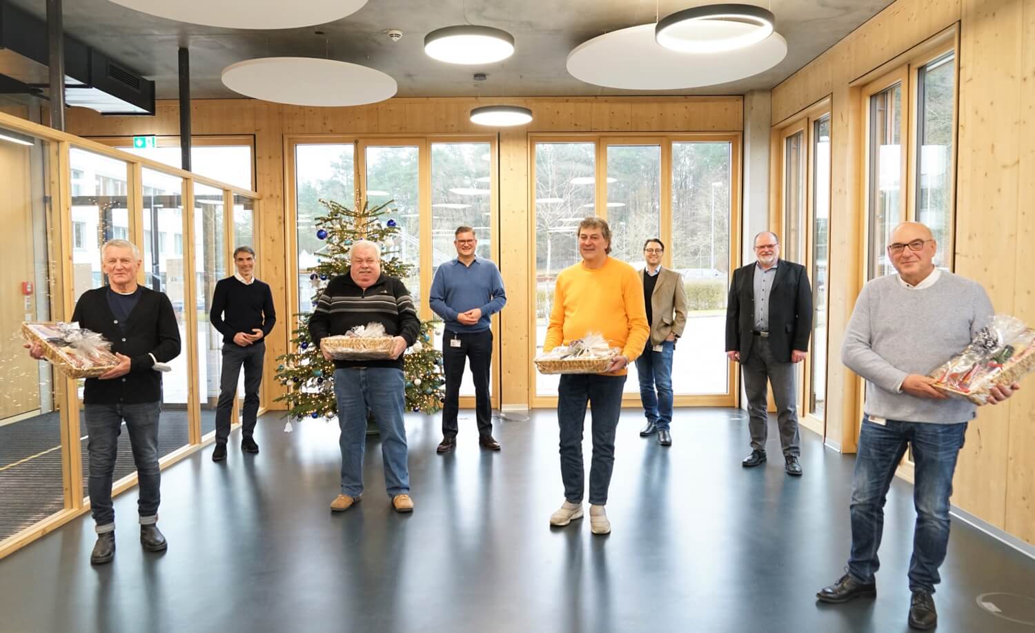 HUBER verabschiedet vier langjährige Mitarbeiter in den wohlverdienten Ruhestand 21-12-verabschiedung-rentner-huber-teaser