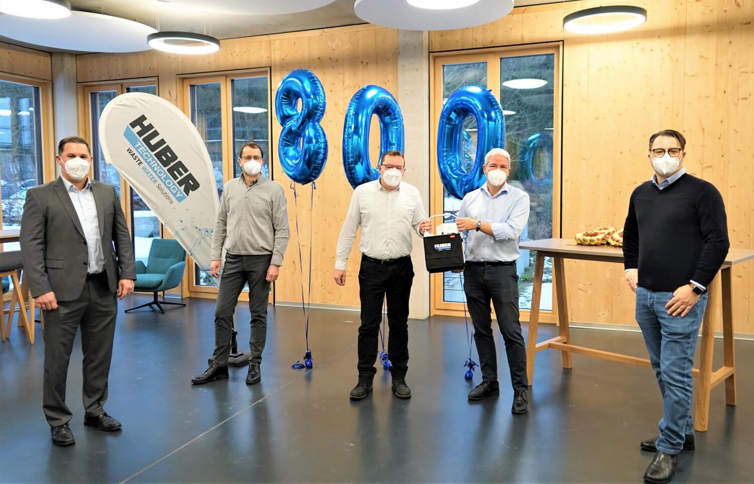 HUBER SE begrüßt den 800. Mitarbeiter am Unternehmenssitz in Berching 22-01-huber-hq-berching-800-mitarbeiter-teaser