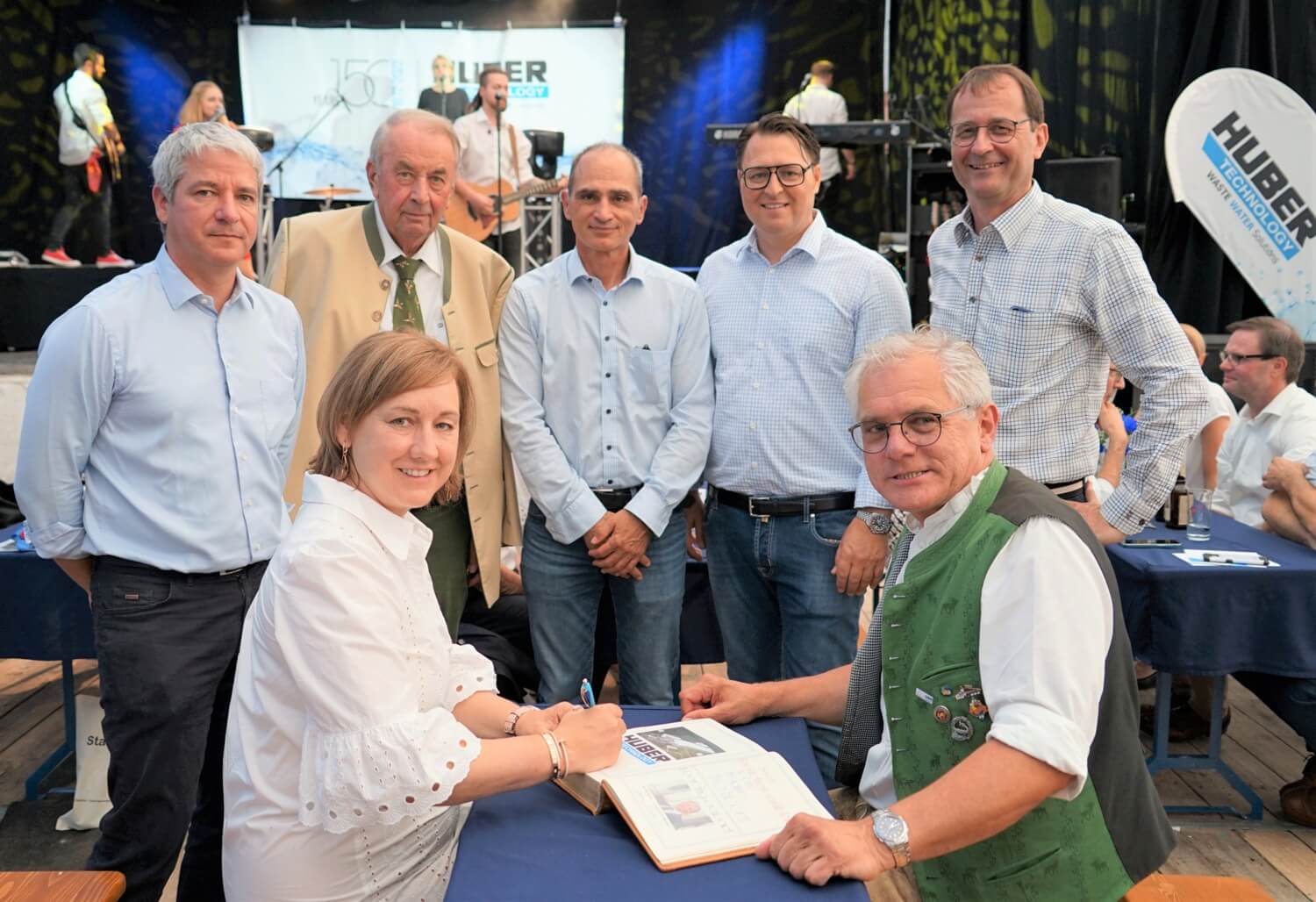 Goldene Unterschrift“: Mitglied des Aufsichtsrats Johanna Rong trägt sich in das Goldene Buch der Stadt Berching ein, sebenso wie die Mitglieder des Vorstands und Aufsichtsrats. 22-06-mitarbeiterfest-150-jahre-huber-teaser
