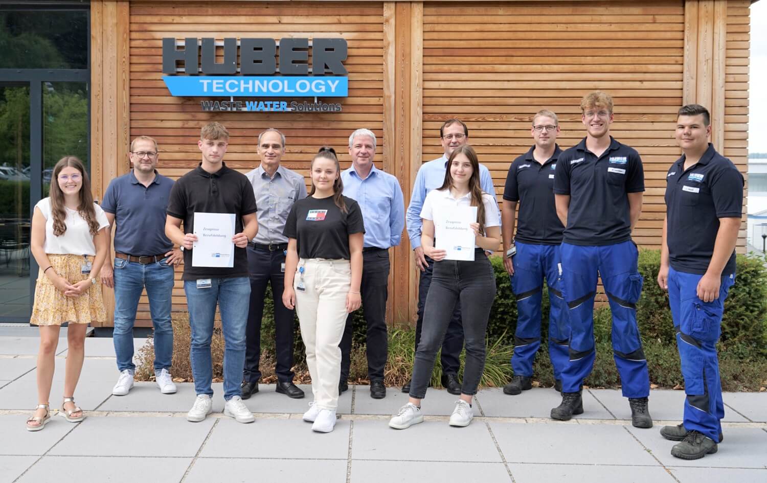 Successful graduates : Five trainees of HUBER SE completed their apprenticeship at HUBER SE and will be all taken on by the company 22-08-ausgelernte-azubis-teaser