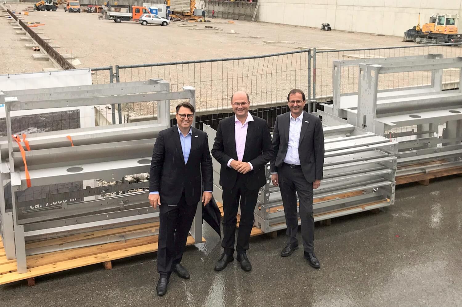 High-ranking visitor at HUBER SE in Berching: The Bavarian State Minister of Finance visited HUBER's headquarters 22-09-besuch-staatsminister-fueracker-teaser