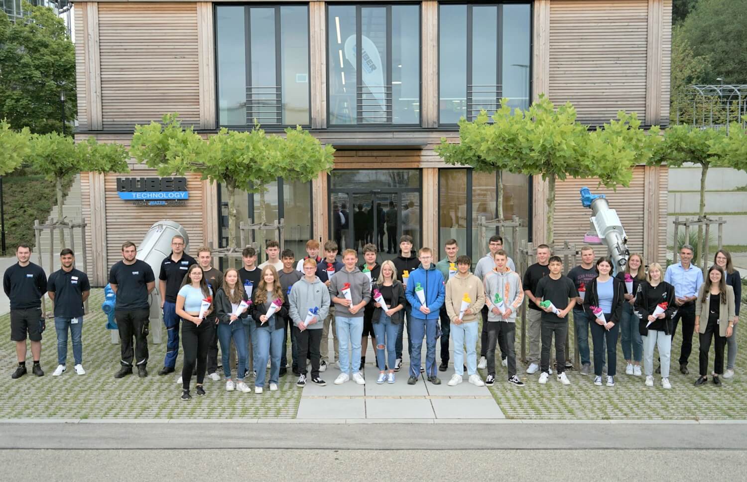 HUBER welcomed 21 trainees and 4 dual students for the start of training in 2022 22-09-huber-ausbildungsstart-teaser