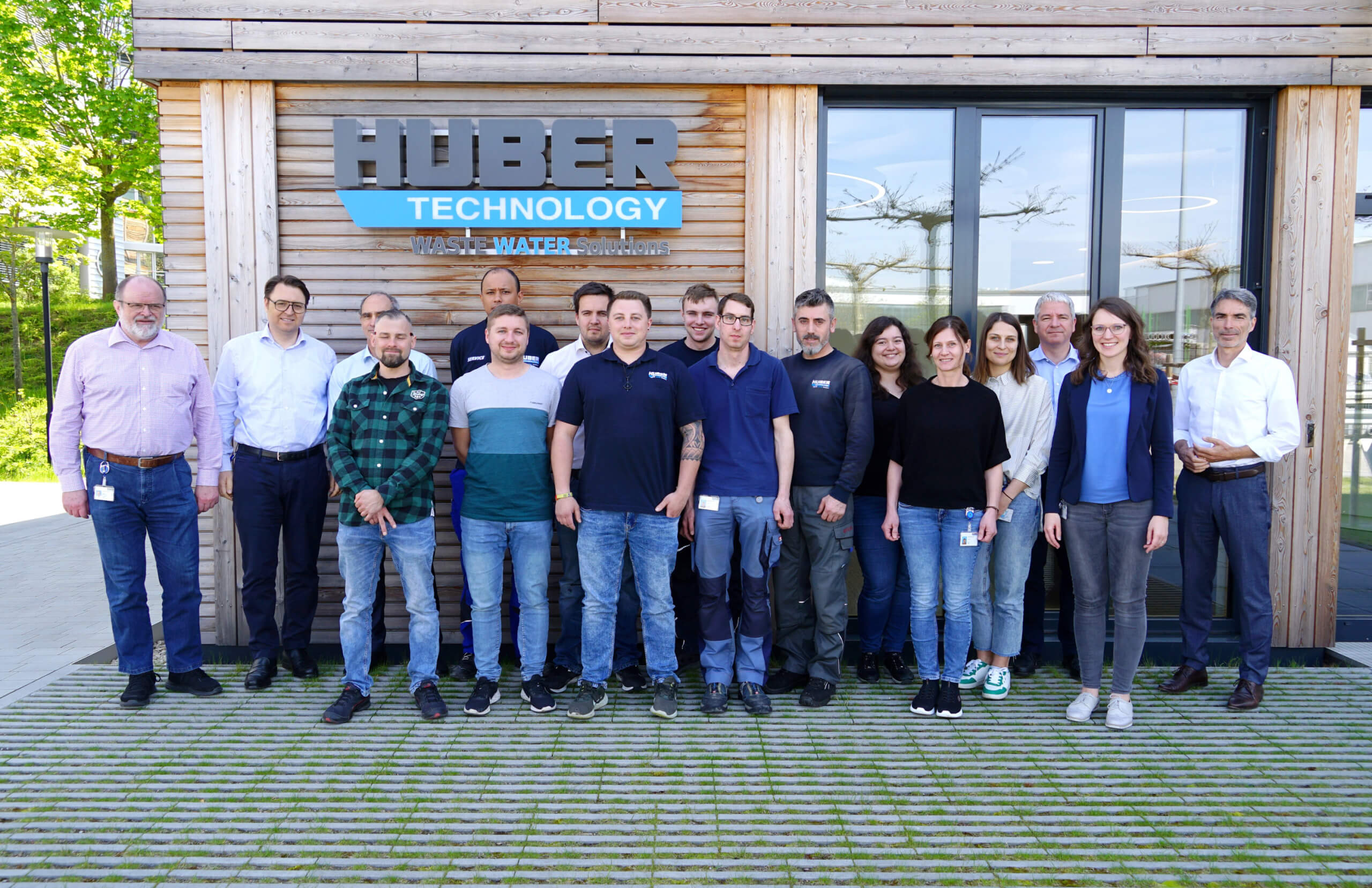 Die HUBER SE begrüßte im Mai neue Mitarbeiterinnen und Mitarbeiter am Unternehmenssitz Berching/Erasbach. Die HUBER SE begrüßte im Mai neue Mitarbeiterinnen und Mitarbeiter am Unternehmenssitz Berching/Erasbach.