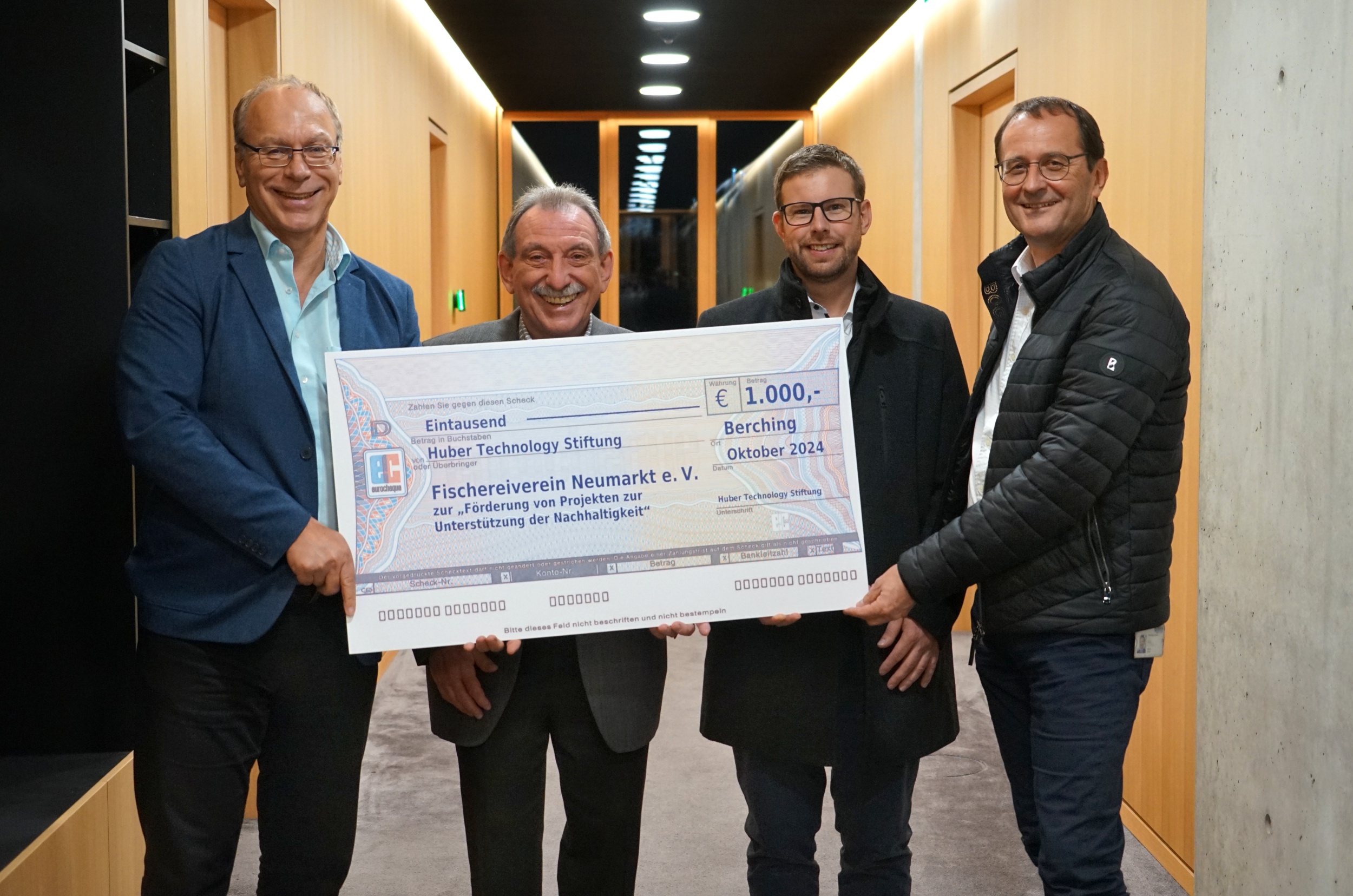 Übergabe des symbolischen Spendenschecks (v.l.n.r.): Prof. Dr.-Ing. Franz Bischof (Vorstand Huber Technology Stiftung), Johann Georg Schöls, Markus Kreuzer (Vorstände Fischereiverein) und Rainer Köhler (Vorstand Vertrieb HUBER SE) Übergabe des symbolischen Spendenschecks (v.l.n.r.): Prof. Dr.-Ing. Franz Bischof (Vorstand Huber Technology Stiftung), Johann Georg Schöls, Markus Kreuzer (Vorstände Fischereiverein) und Rainer Köhler (Vorstand Vertrieb HUBER SE)