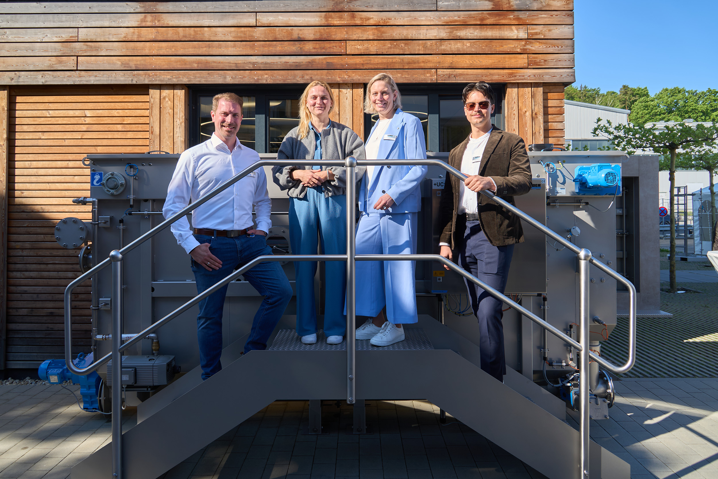 Vor dem HUBER Abwasserwärmetauscher RoWin (v.l.n.r.): Timo Giese (Technischer Vertrieb HUBER SE), Swetlana Schölzel (Schölzel Consulting), Dr.-Ing. Lisa Broß (DWA-Bundesgeschäftsführerin), Referent Ingmar Böttcher (ING-Böttcher) Vor dem HUBER Abwasserwärmetauscher RoWin (v.l.n.r.): Timo Giese (Technischer Vertrieb HUBER SE), Swetlana Schölzel (Schölzel Consulting), Dr.-Ing. Lisa Broß (DWA-Bundesgeschäftsführerin), Referent Ingmar Böttcher (ING-Böttcher)