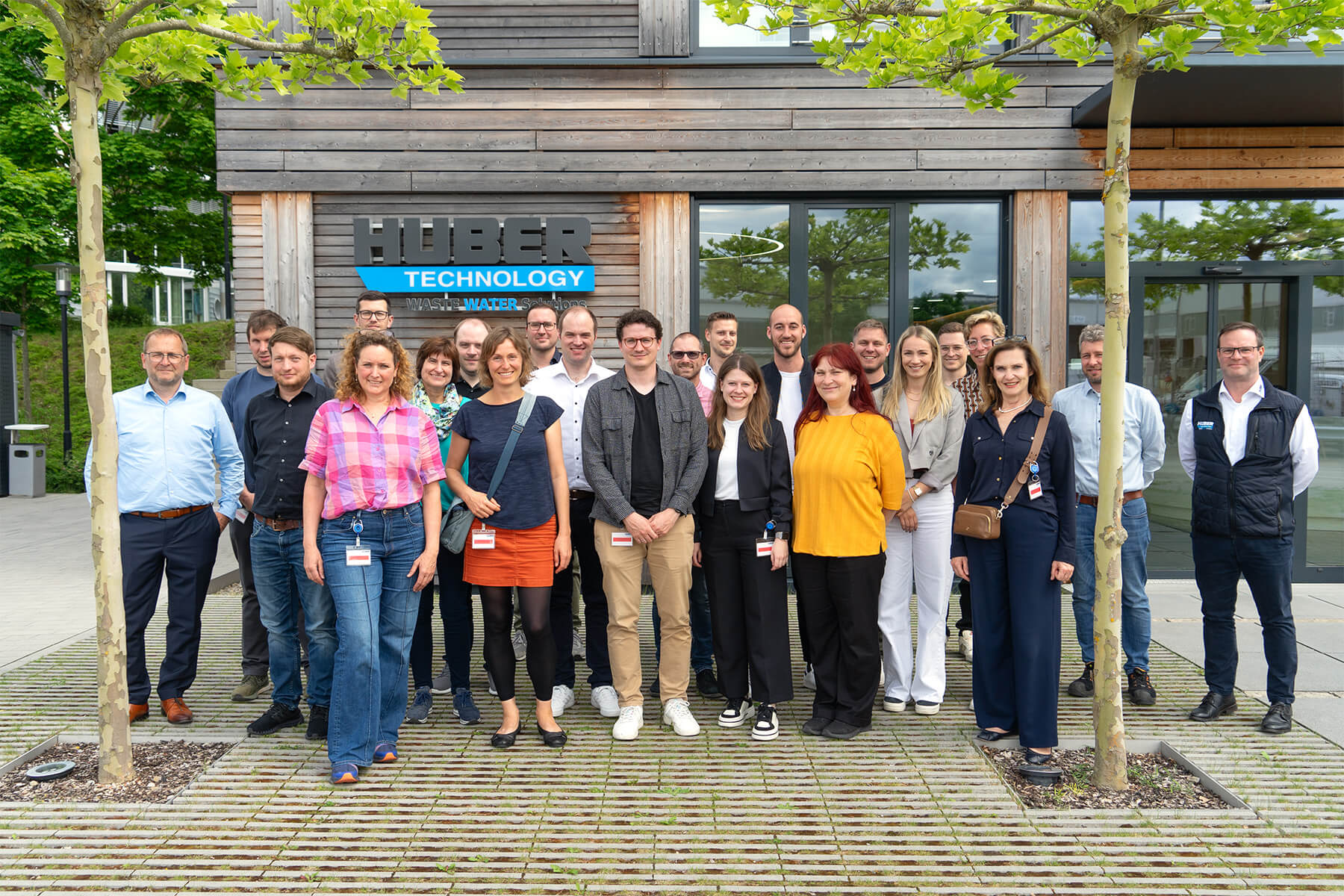 Die Wirtschaftsjunioren Neumarkt und der Arbeitskreis Schule und Wirtschaft waren zu Gast bei der HUBER SE in Berching. Gruppenfoto: Die Wirtschaftsjunioren Neumarkt und der Arbeitskreis Schule und Wirtschaft waren zu Gast bei der HUBER SE in Berching.