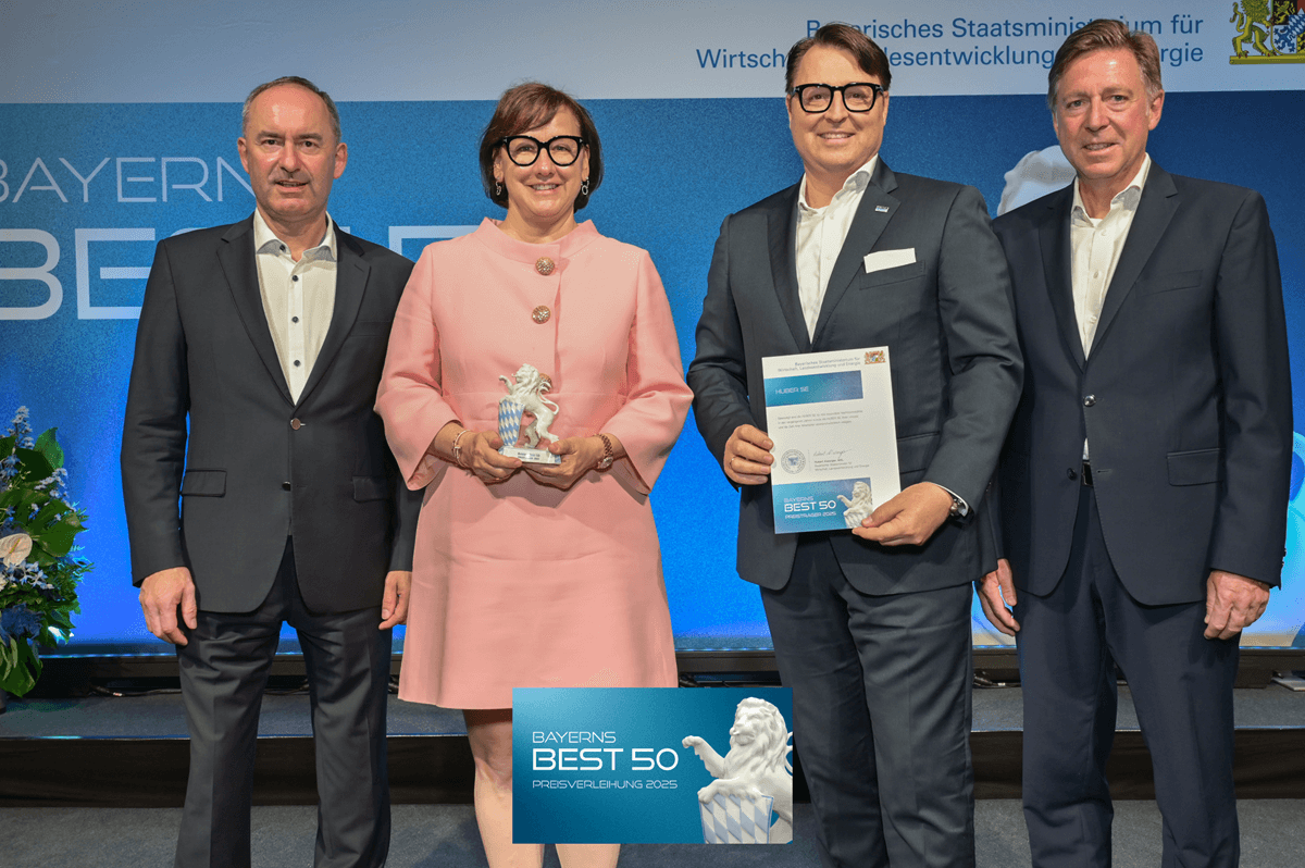 Johanna Rong (2.v.l.) und Dr. Oliver Rong (2.v.r.) nahmen die Auszeichnung von Bayerns Wirtschaftsminister Hubert Aiwanger (links) und Wirtschaftsprüfer Prof. Dr. Thomas Edenhofer (rechts) entgegen (© StMWi/Fotostudio SX Heuser). Johanna Rong und Dr. Oliver Rong nahmen die Auszeichnung von Bayerns Wirtschaftsminister Hubert Aiwanger entgegen
