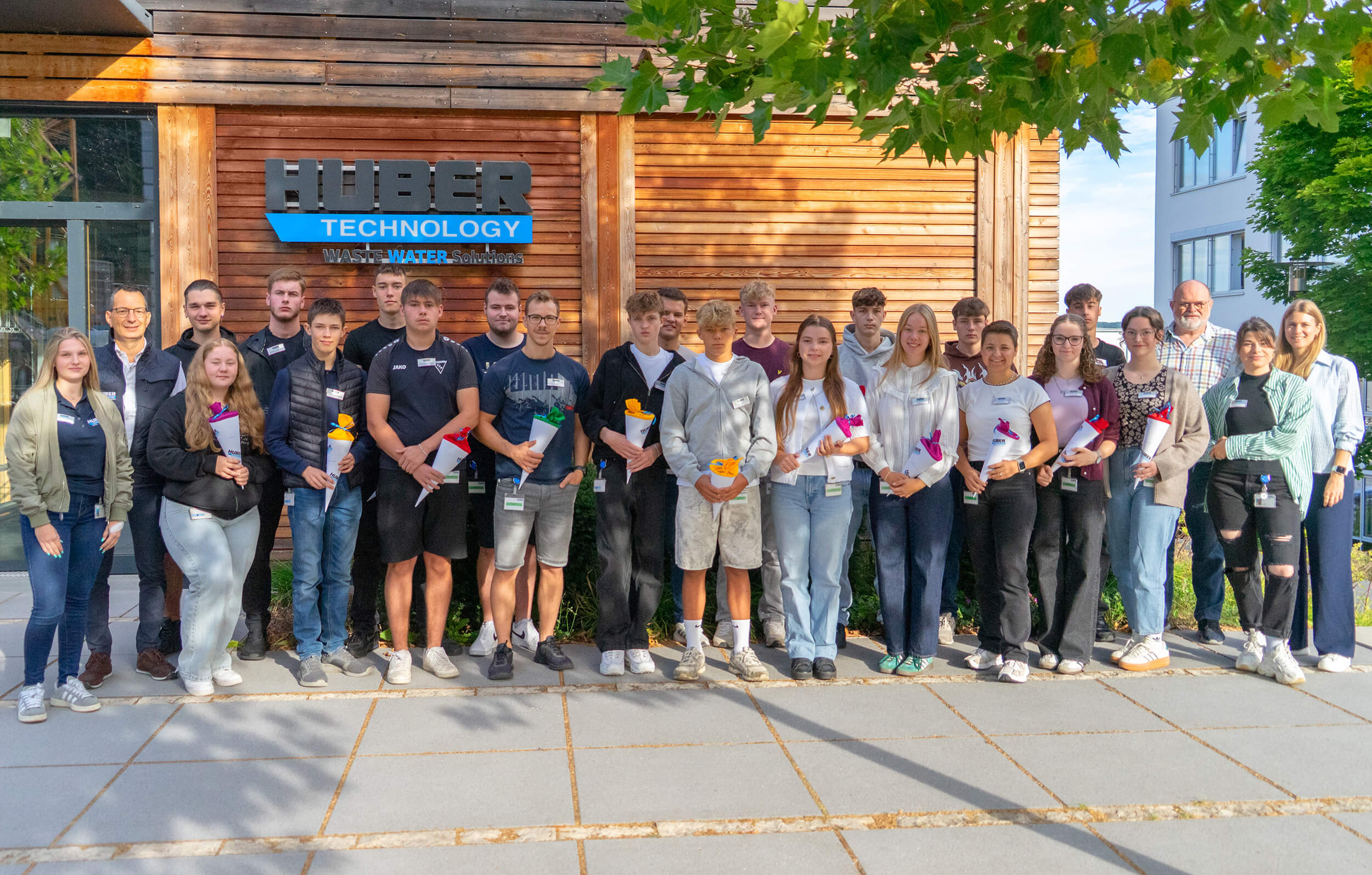Ausbildungsstart 2025: Kaufmännischer Leiter Josef Stadler (2.v.l.), der Betriebsrat und die Personalabteilung begrüßten 17 Auszubildende und drei duale Studenten im HUBER Forum Ausbildungsstart 2025: Kaufmännischer Leiter Josef Stadler (2.v.l.), der Betriebsrat und die Personalabteilung begrüßten 17 Auszubildende und drei duale Studenten im HUBER Forum