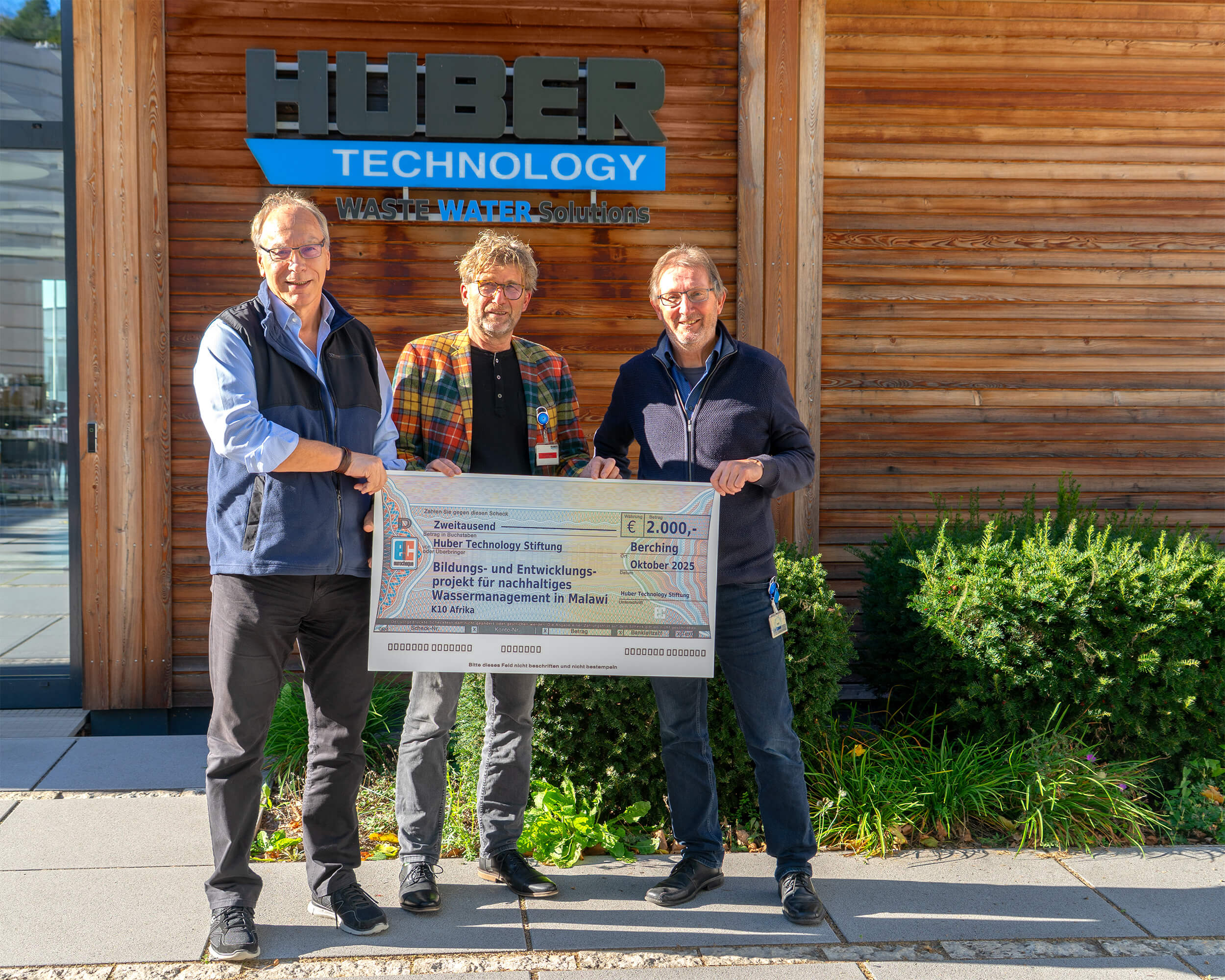 25-10-htf-spende-malawi Presentation of the symbolic donation cheque at the HUBER Forum (from left): Prof. Dr. Franz Bischof (Chairman of the Huber Technology Foundation), Heinz Stengel (initiator and project manager of K10 Africa) and Wolfgang Branner (product manager at HUBER SE)