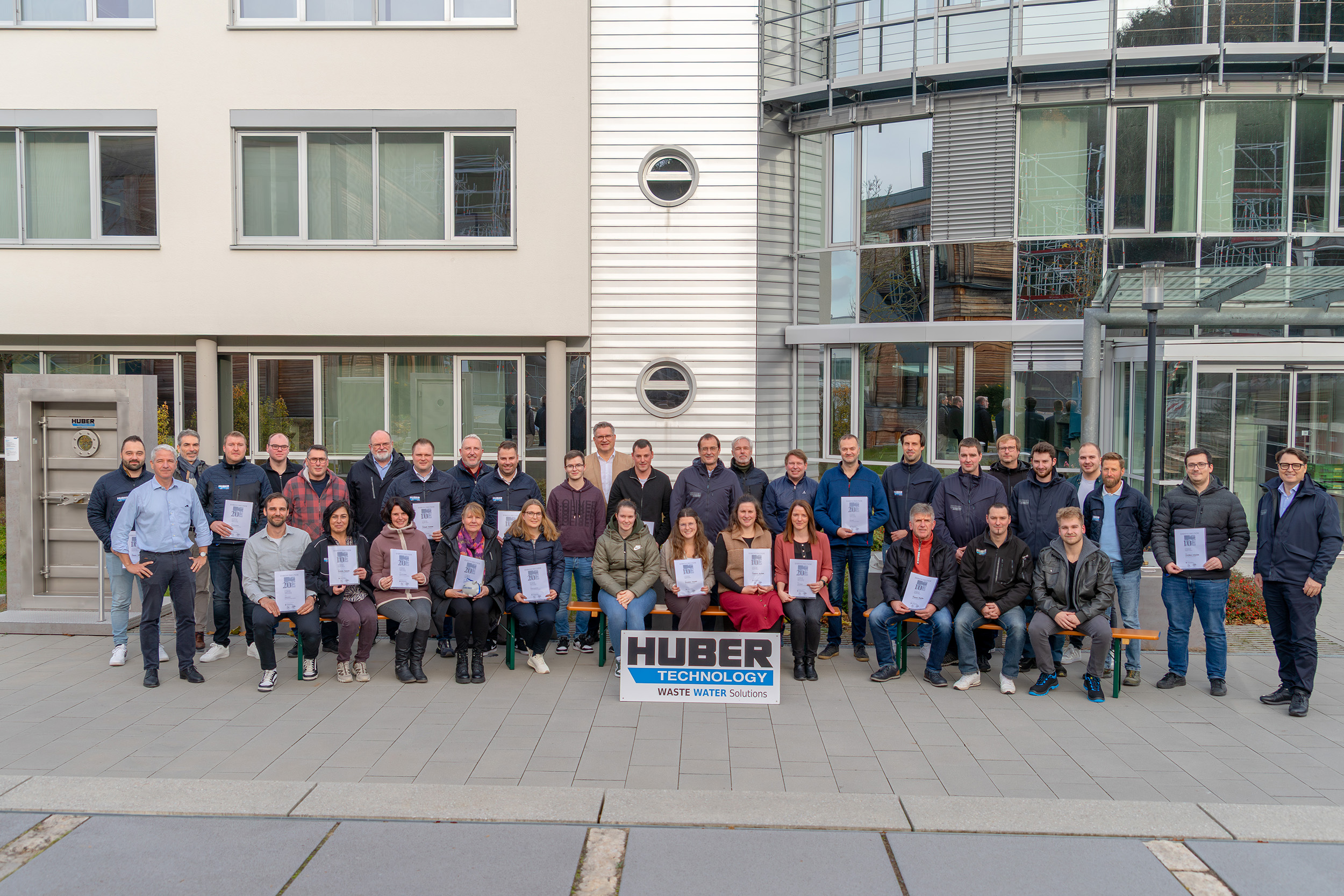 Aufgrund der hohen Zahl an Jubilaren wurden die Feierlichkeiten aufgeteilt. Bei dem ersten Termin fanden die Ehrungen für 10 und 20 Jahre im Betrieb statt Aufgrund der hohen Zahl an Jubilaren wurden die Feierlichkeiten aufgeteilt. Bei dem ersten Termin fanden die Ehrungen für 10 und 20 Jahre im Betrieb statt
