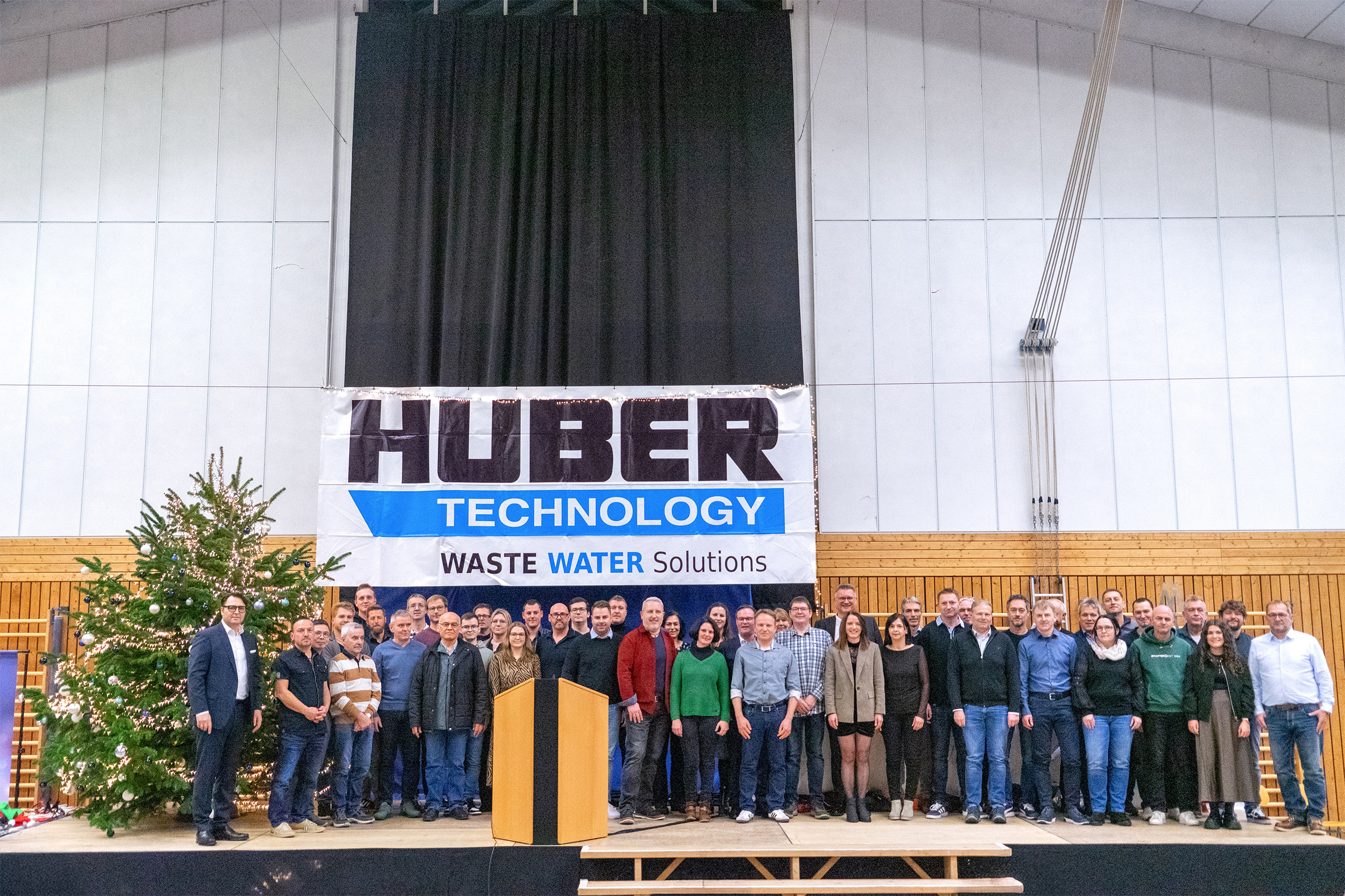 Dr. Oliver Rong (links, stellv. Vorstandsvorsitzender, Vorstand Technik & Produktion) bat nochmal alle Mitarbeiter mit Betriebsjubiläum auf die Bühne und bedankte sich für ihren Einsatz. Dr. Oliver Rong (links, stellv. Vorstandsvorsitzender, Vorstand Technik & Produktion) bat nochmal alle Mitarbeiter mit Betriebsjubiläum auf die Bühne und bedankte sich für ihren Einsatz.