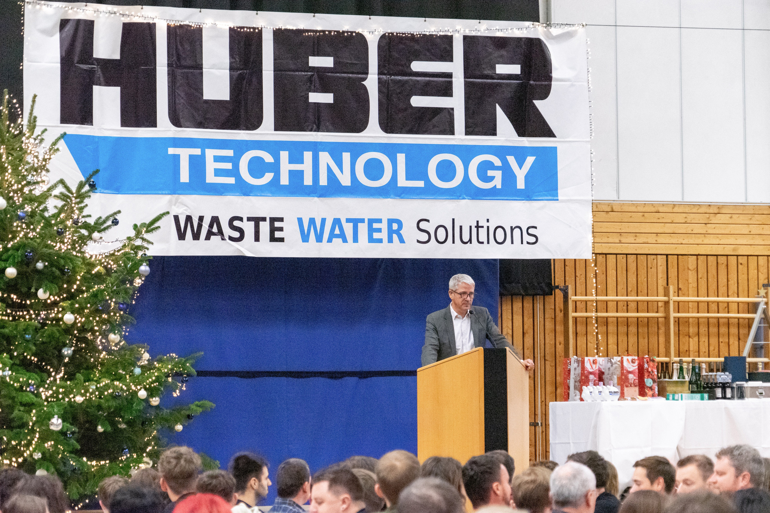 Georg Huber (Vorstandsvorsitzender und Gesellschafter) begrüßte die HUBER Mitarbeiter zur Weihnachtsfeier 2025. Georg Huber (Vorstandsvorsitzender und Gesellschafter) begrüßte die HUBER Mitarbeiter zur Weihnachtsfeier 2025.