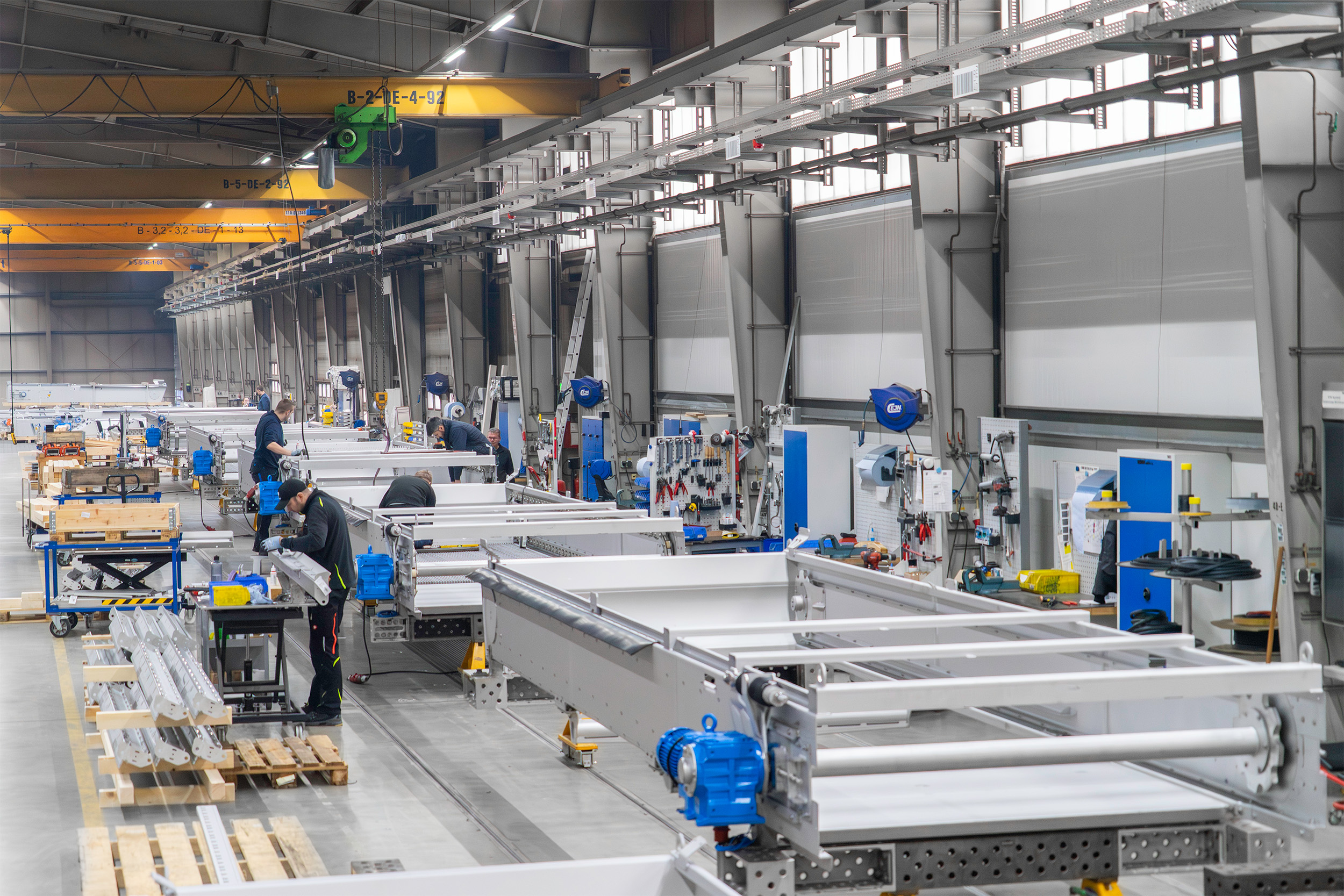 Line production of HUBER Multi-Rake Bar Screens RakeMax® at the company headquarters in Berching.