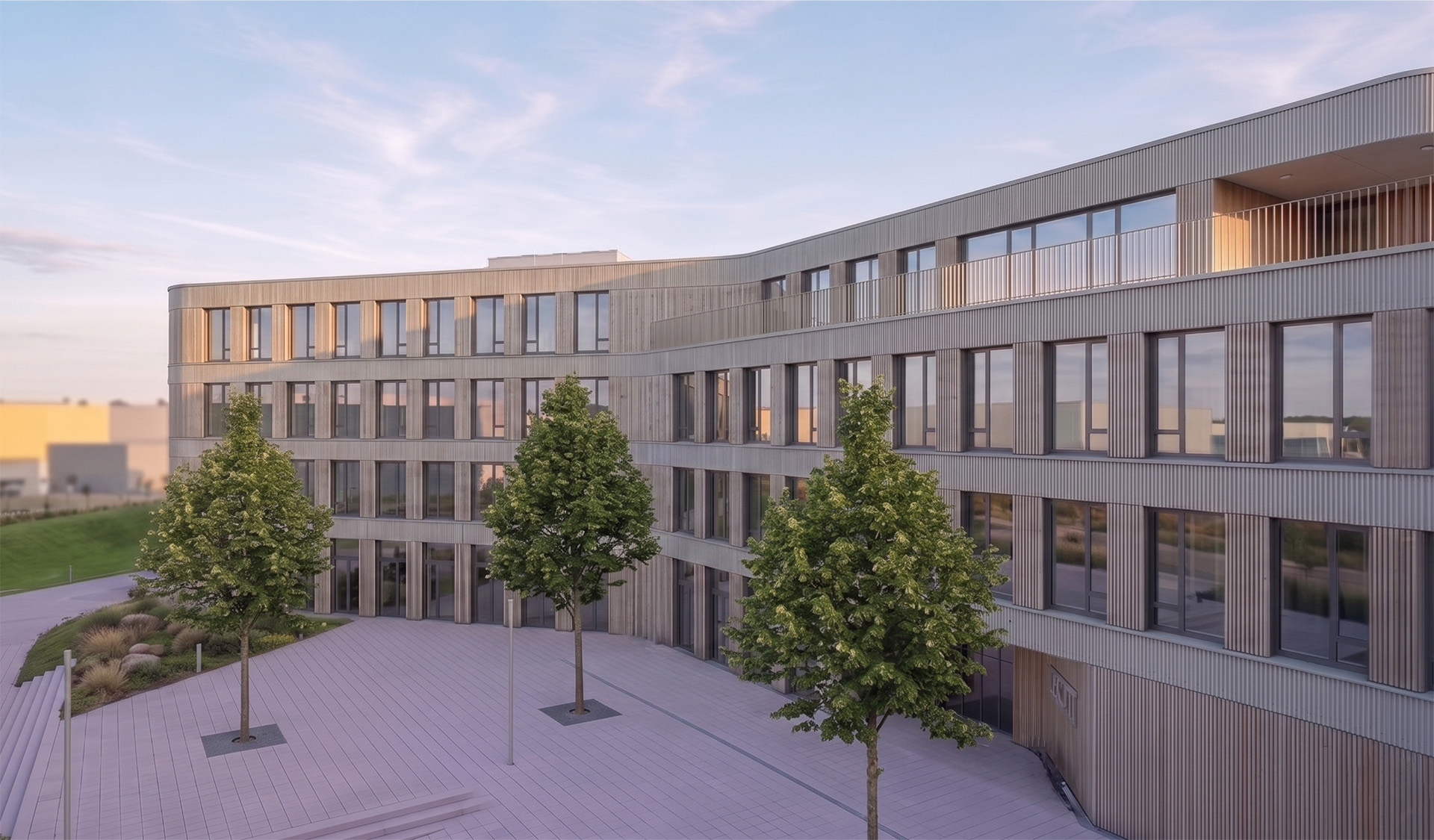 With a gross floor area of around 5,200 m² and a net floor area of approximately 4,500 m² , the building will be a modern office block with four above-ground storeys and a partially basemented section. (Visualisation: TRP Architects & Engineers)