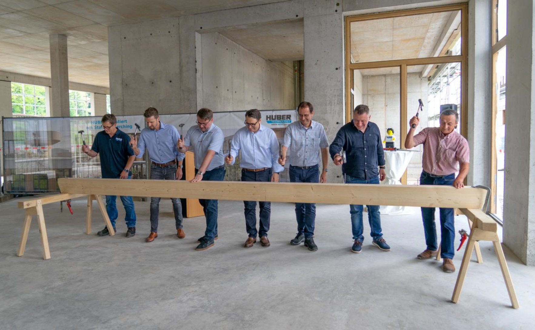 The symbolic hammering of the nail into the wooden beam took place as part of the topping-out ceremony, which was celebrated together with the companies involved in the construction