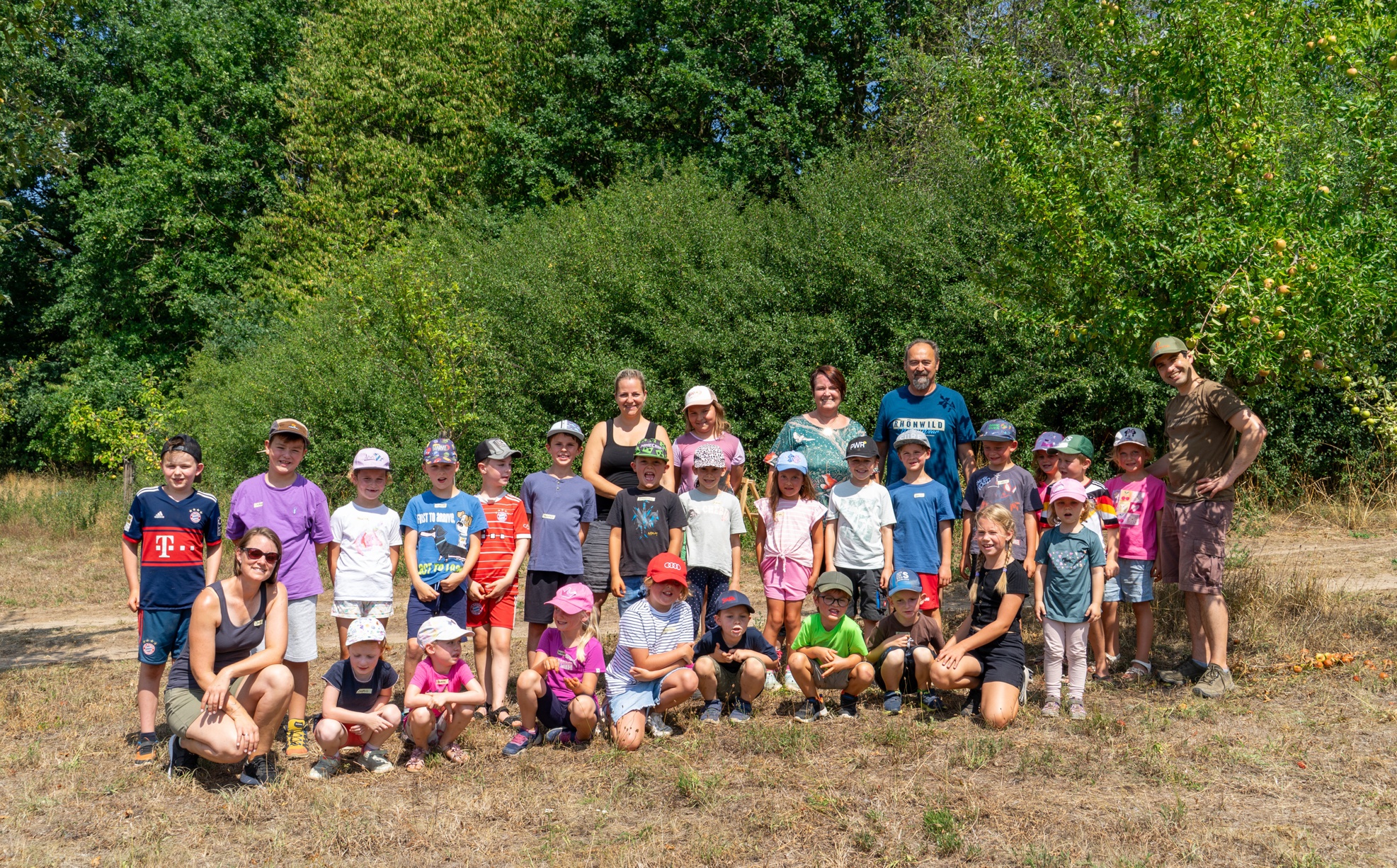 25 Kinder nahmen an der Ferienprogramm-Aktion der Stadt Berching teil und gestalteten Natur- und Lebensräume für heimische Tierarten im Hans Huber Naturpark. 26-08-natur-artenschutztag-hans-huber-naturpark