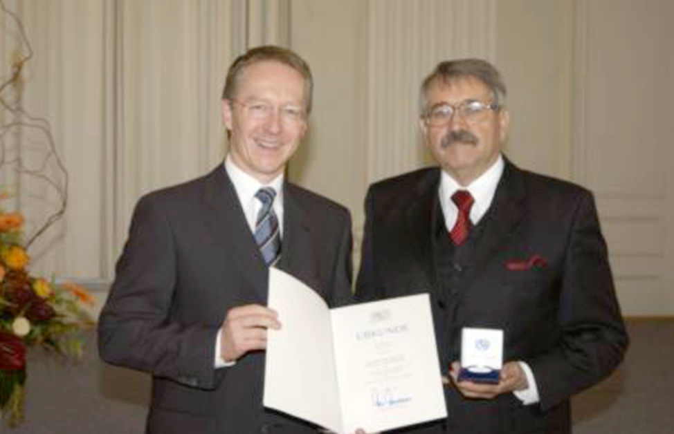 Hans G. Huber nahm die Auszeichnung mit der bayerischen Umweltmedaille von Umweltminister Dr. Werner Schnappauf in Empfang Hans G. Huber nahm die Auszeichnung mit der bayerischen Umweltmedaille von Umweltminister Dr. Werner Schnappauf in Empfang
