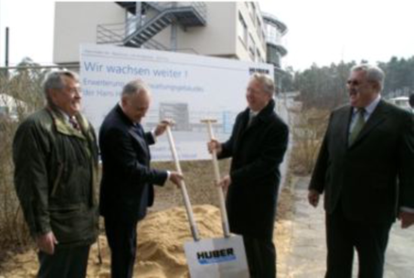 Spatenstich für die Erweiterung des HUBER-Verwaltungsgebäudes mit den bayerischen Staatsministern Erwin Huber und Dr. Werner Schnappauf Spatenstich für die Erweiterung des HUBER-Verwaltungsgebäudes mit den bayerischen Staatsministern Erwin Huber und Dr. Werner Schnappauf